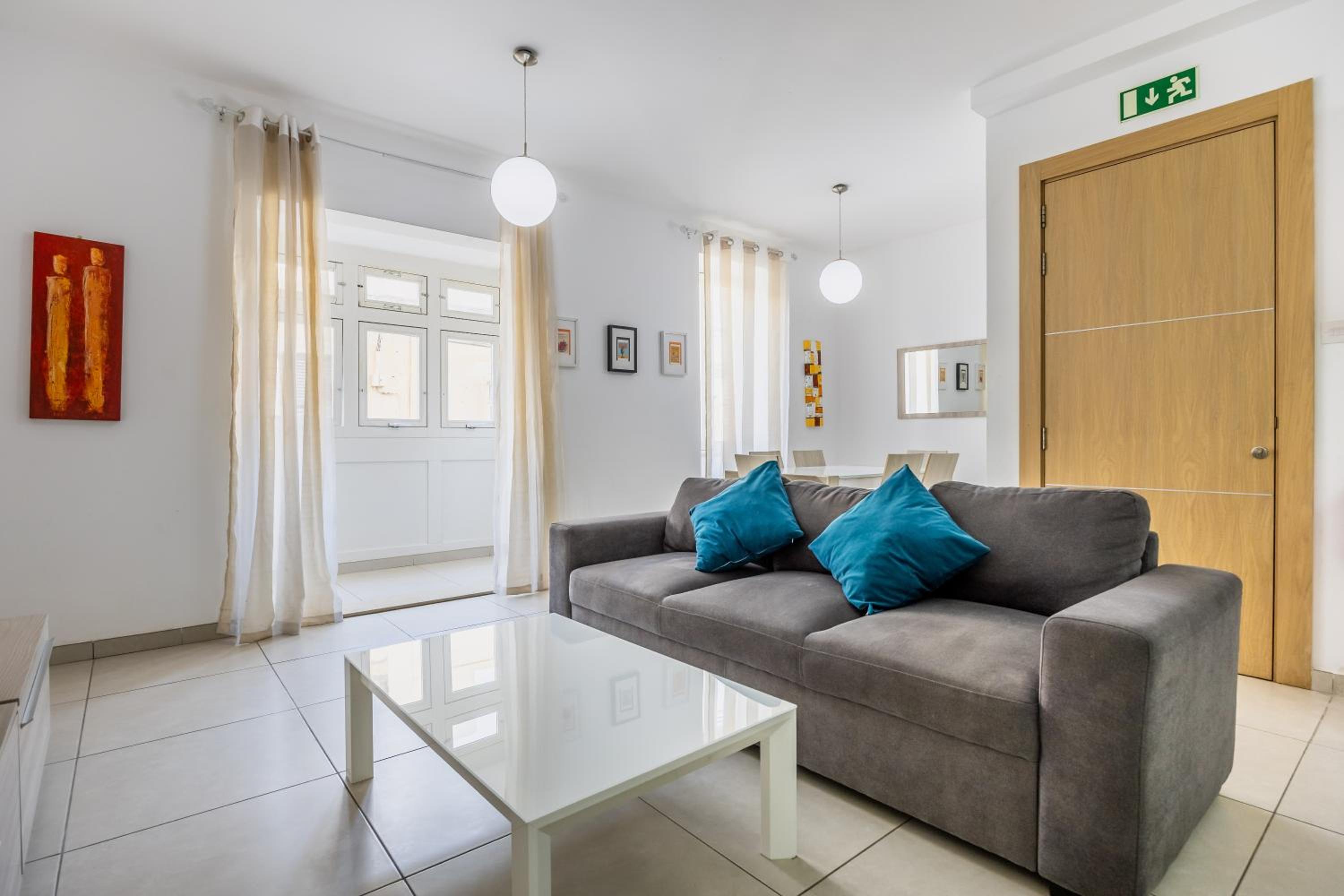 Superb 3BR apt close to seafront view 4
