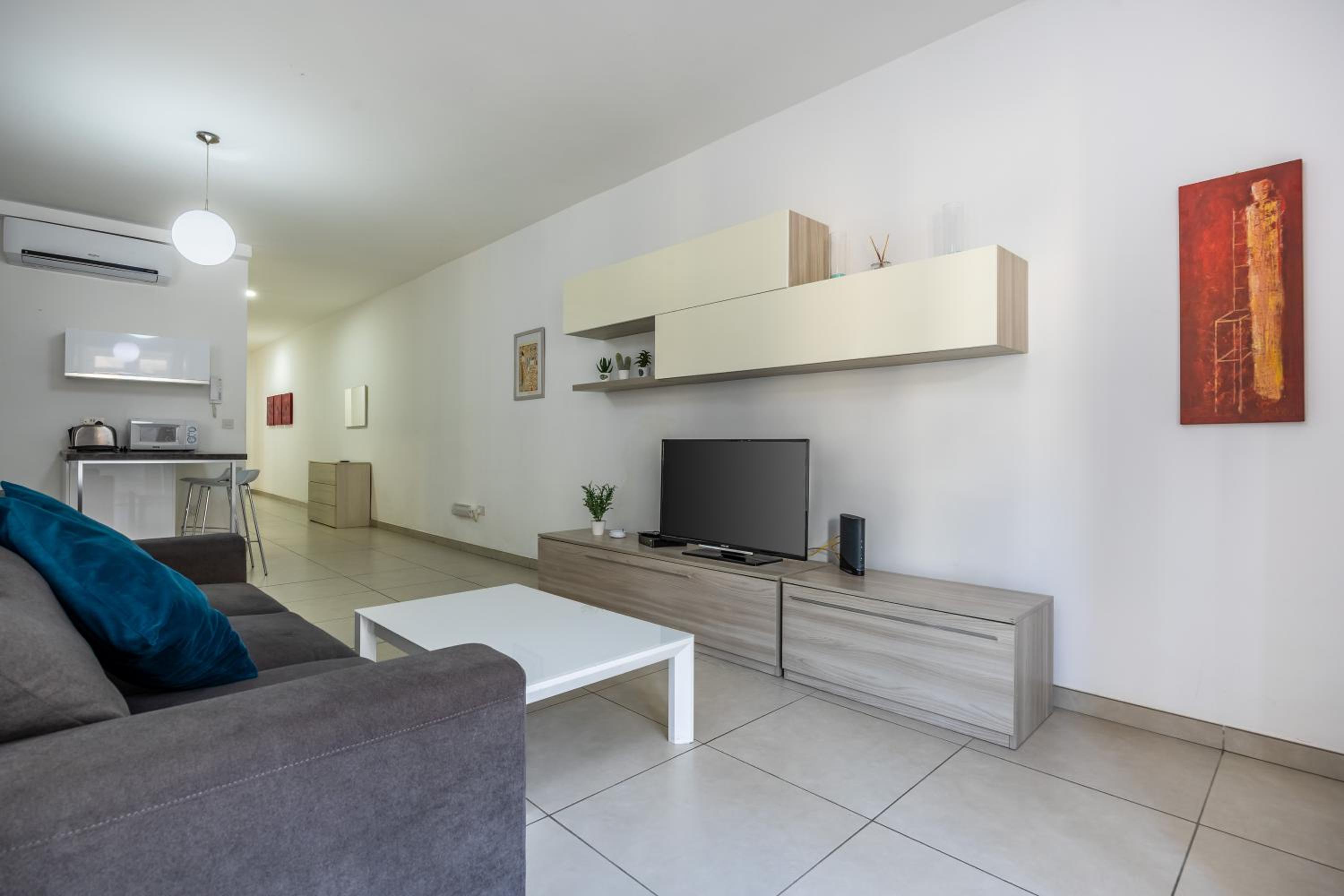 Superb 3BR apt close to seafront view 3