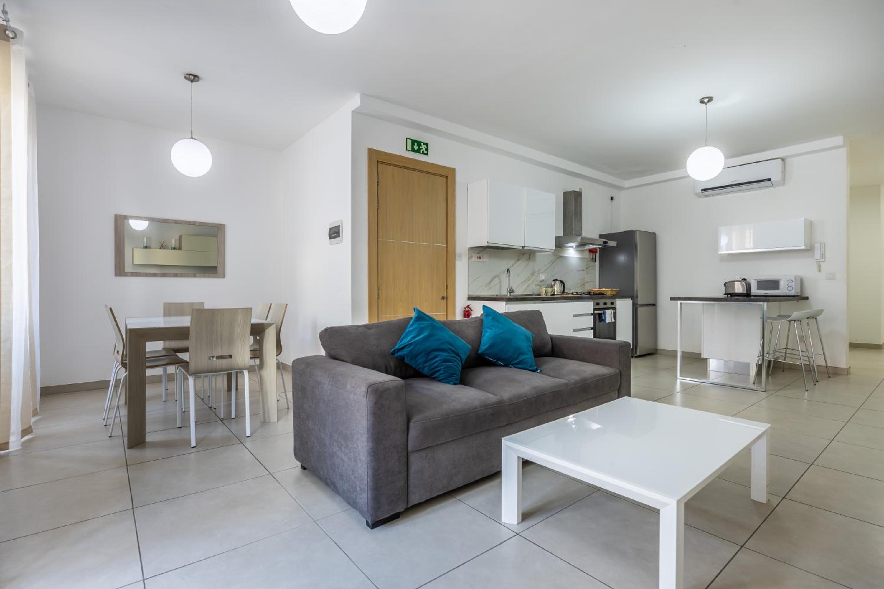 Superb 3BR apt close to seafront view 2