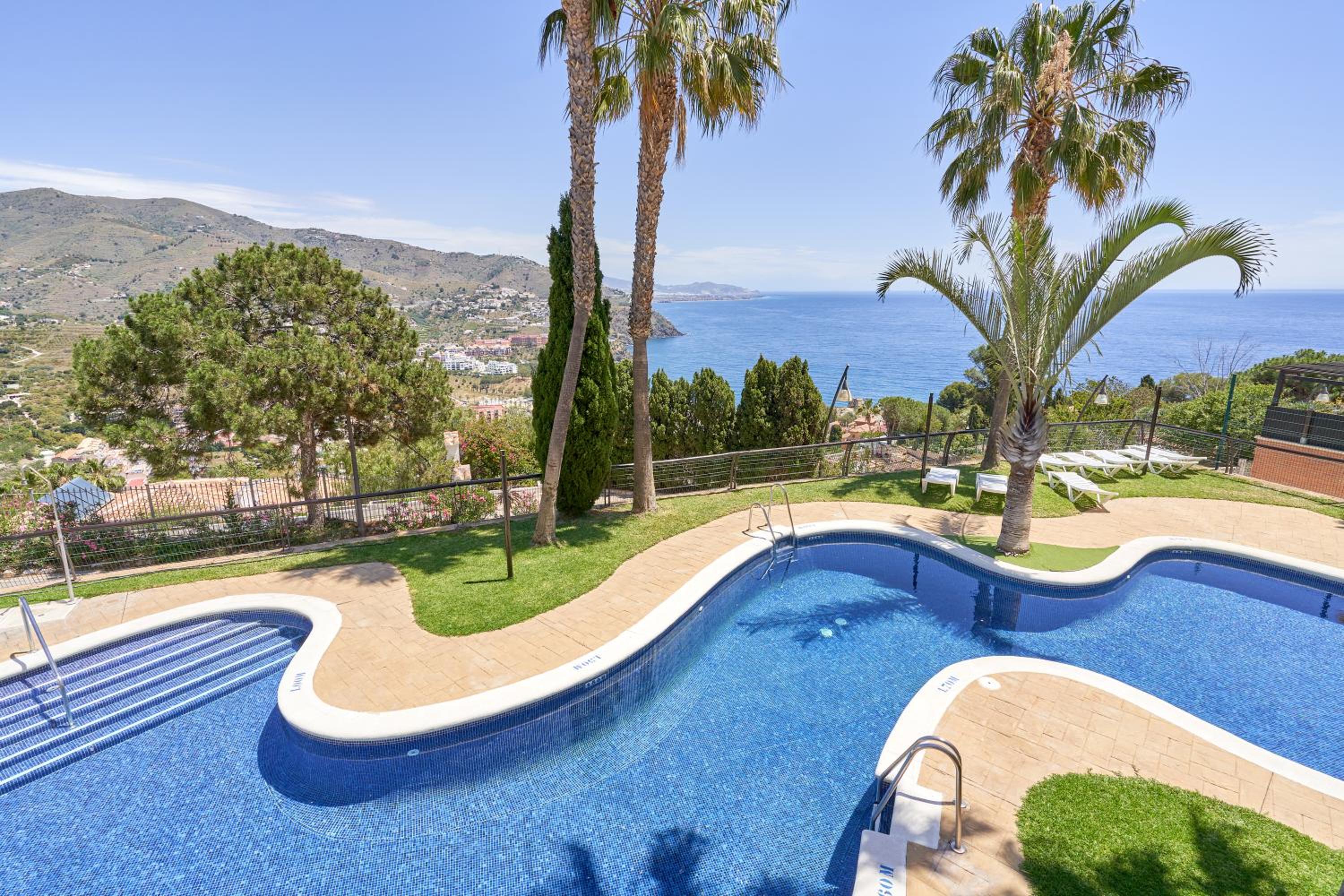 Excellent views, Beach and mountain photo 5