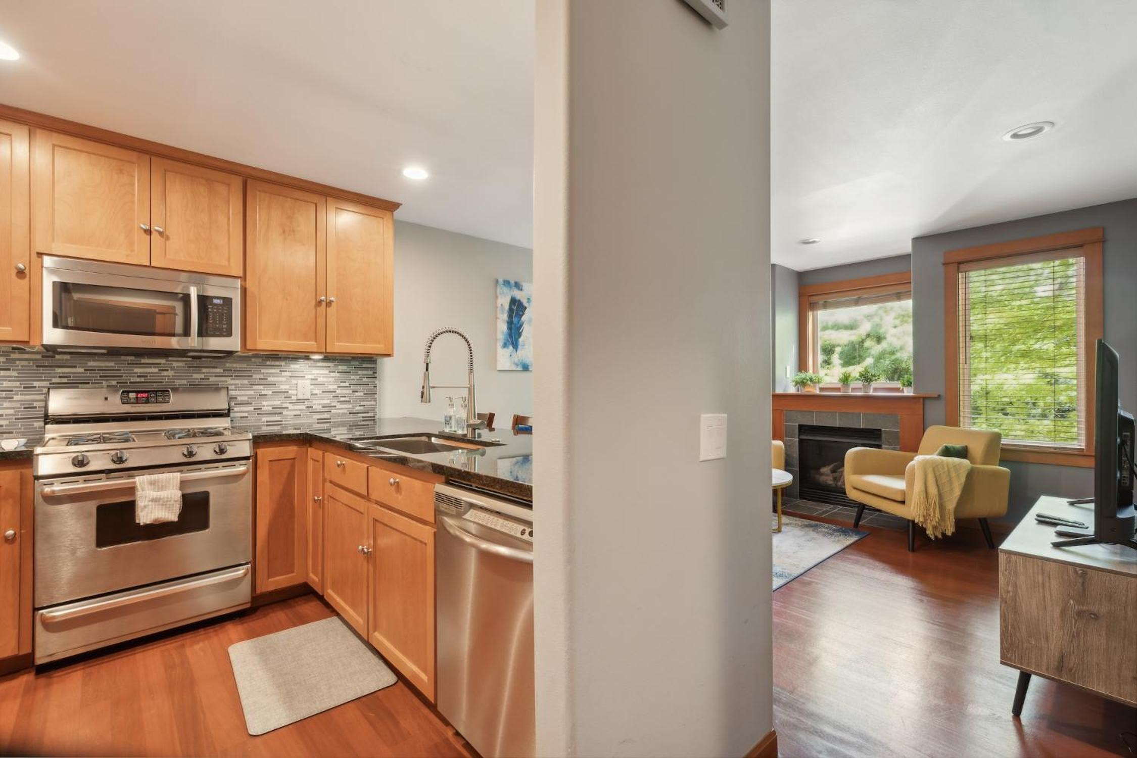 Charming 2BR Townhouse near Green Lake