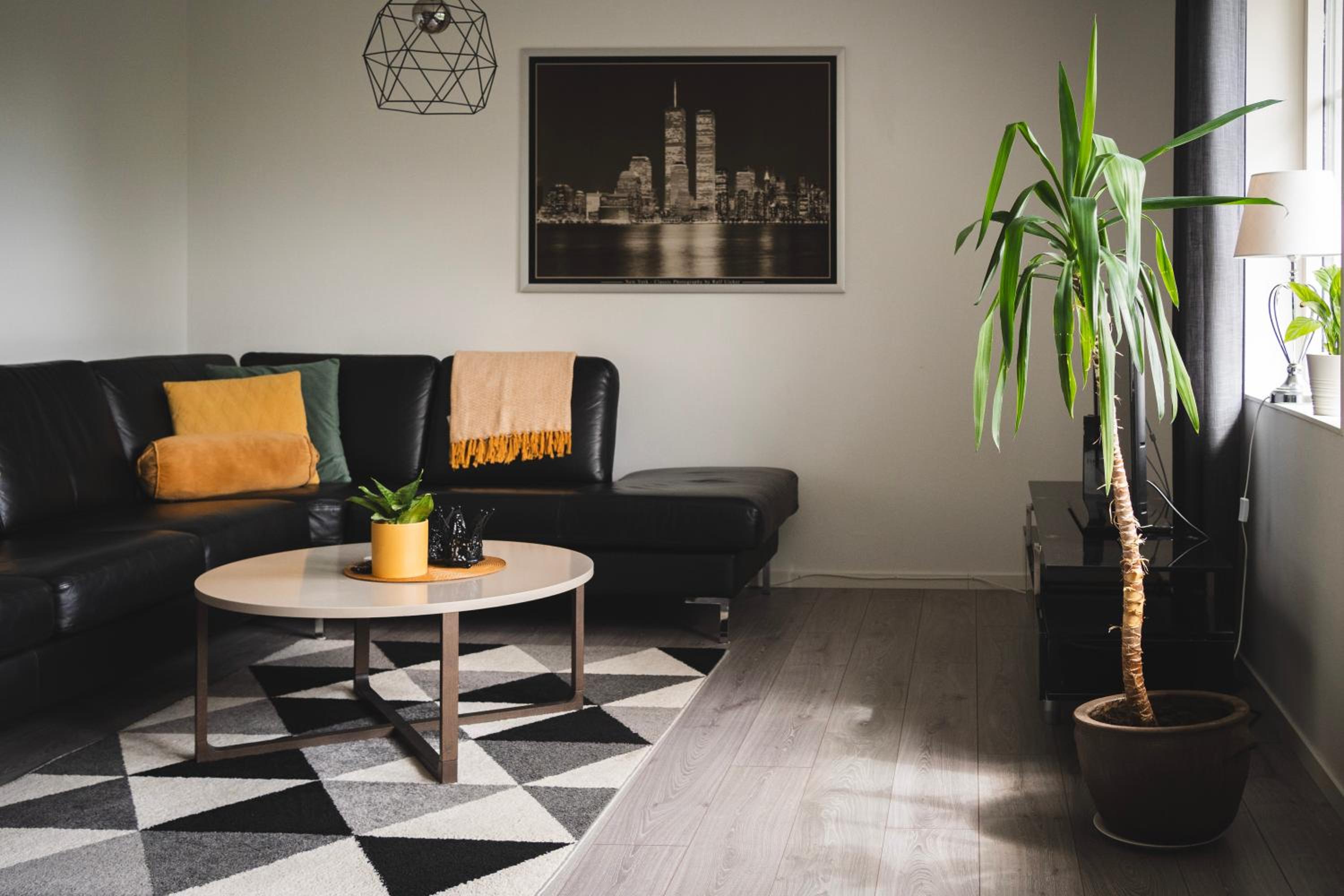 Rymligt radhus med trädgård & parkering
