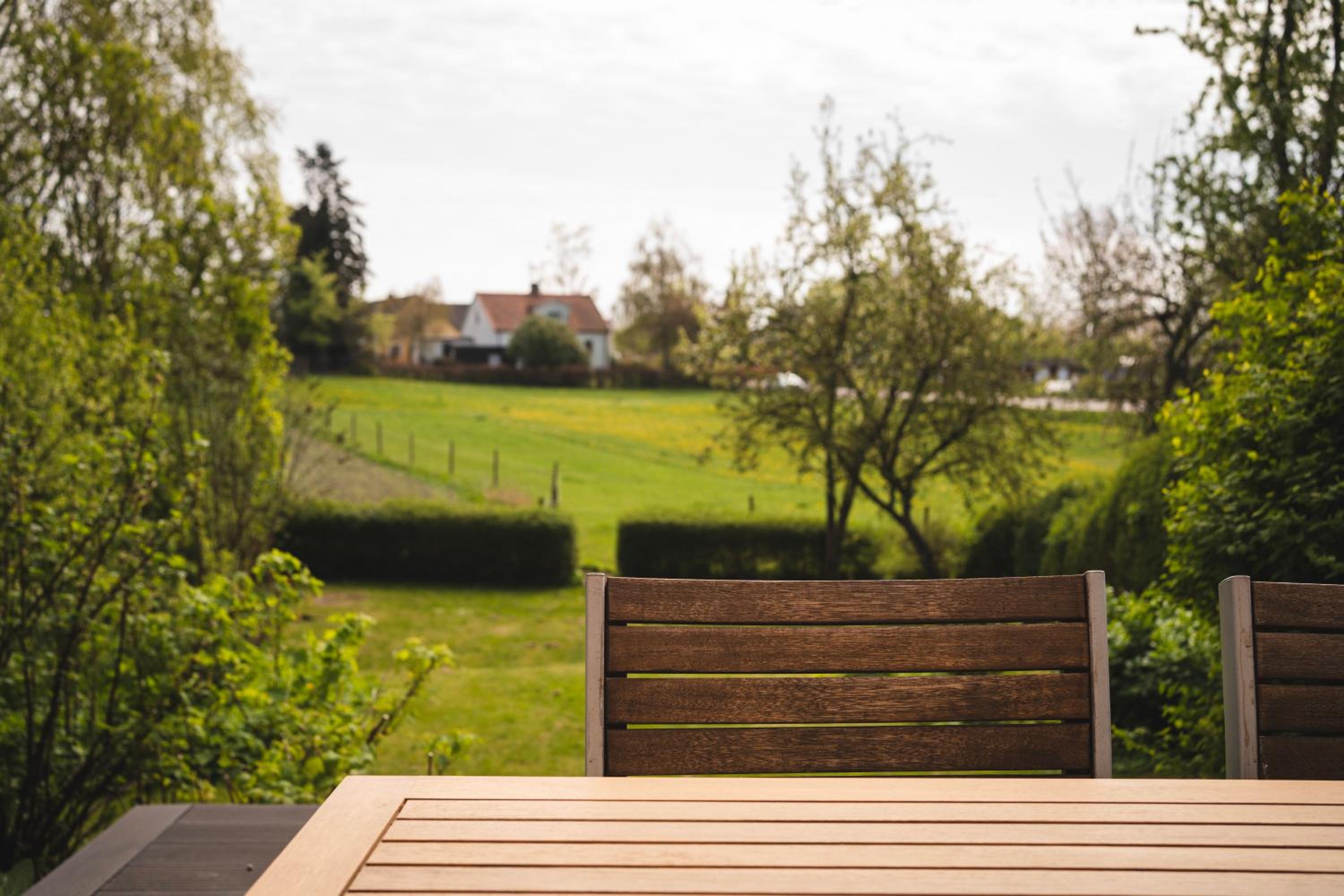 Rymligt radhus med trädgård & parkering