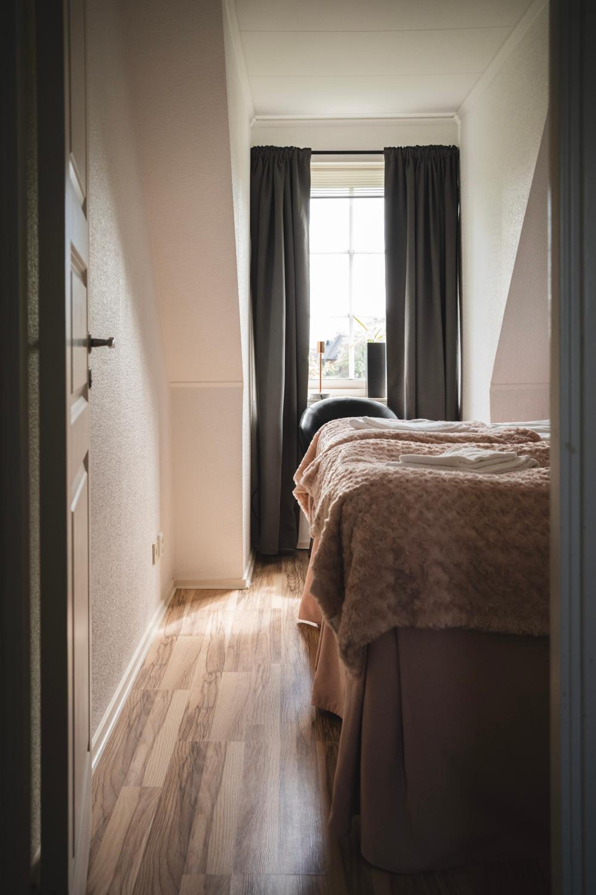 Rymligt radhus med trädgård & parkering