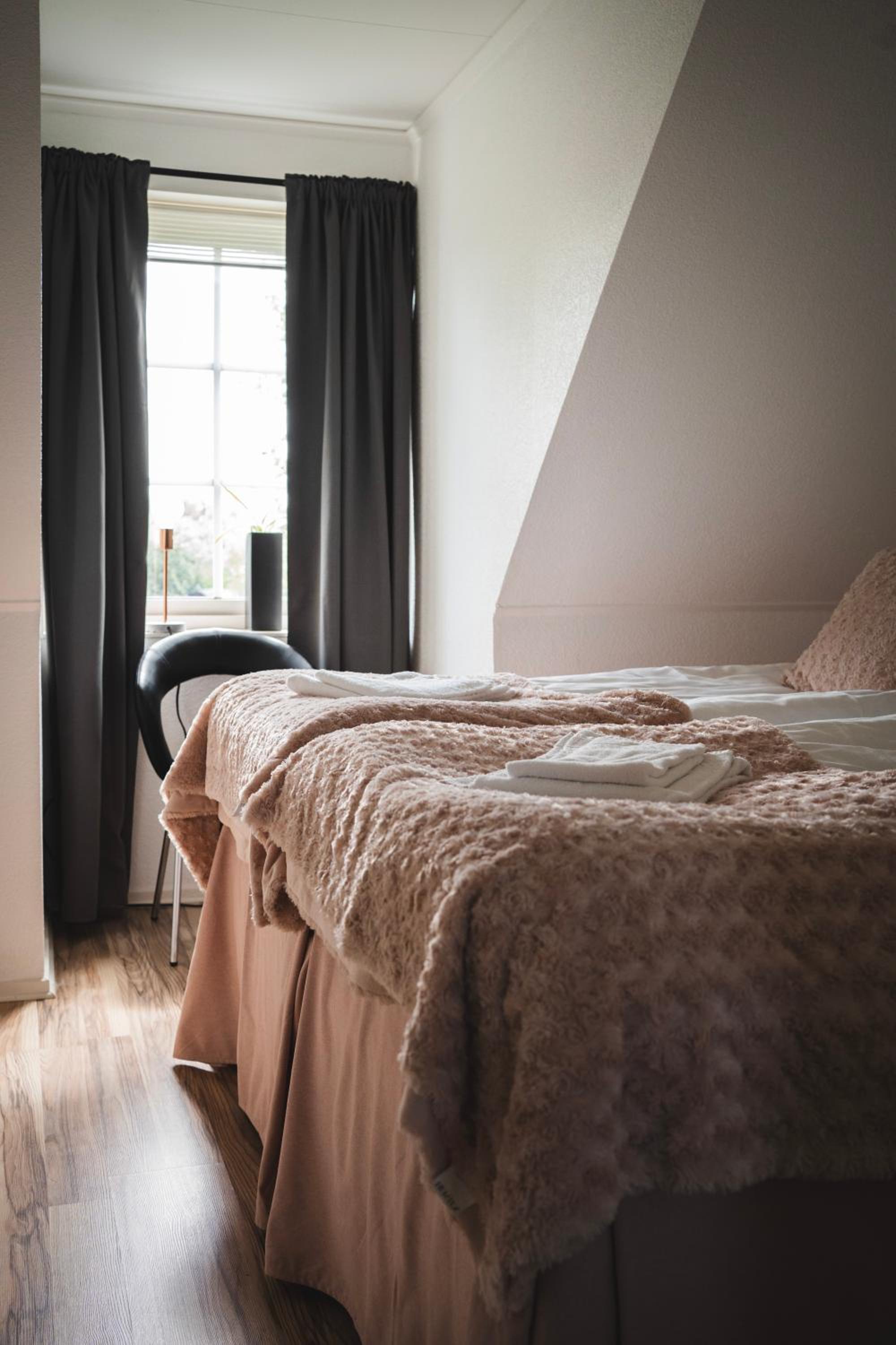 Rymligt radhus med trädgård & parkering