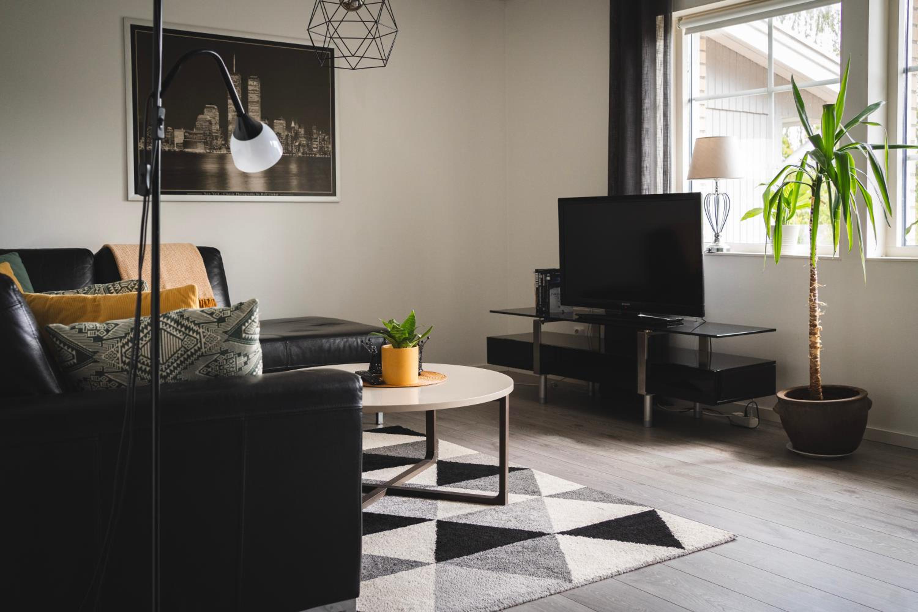 Rymligt radhus med trädgård & parkering