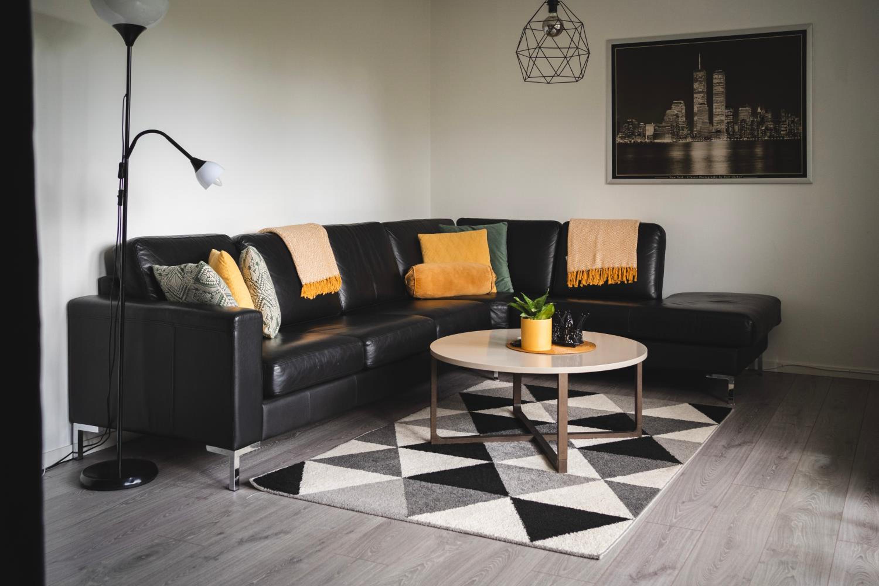 Rymligt radhus med trädgård & parkering