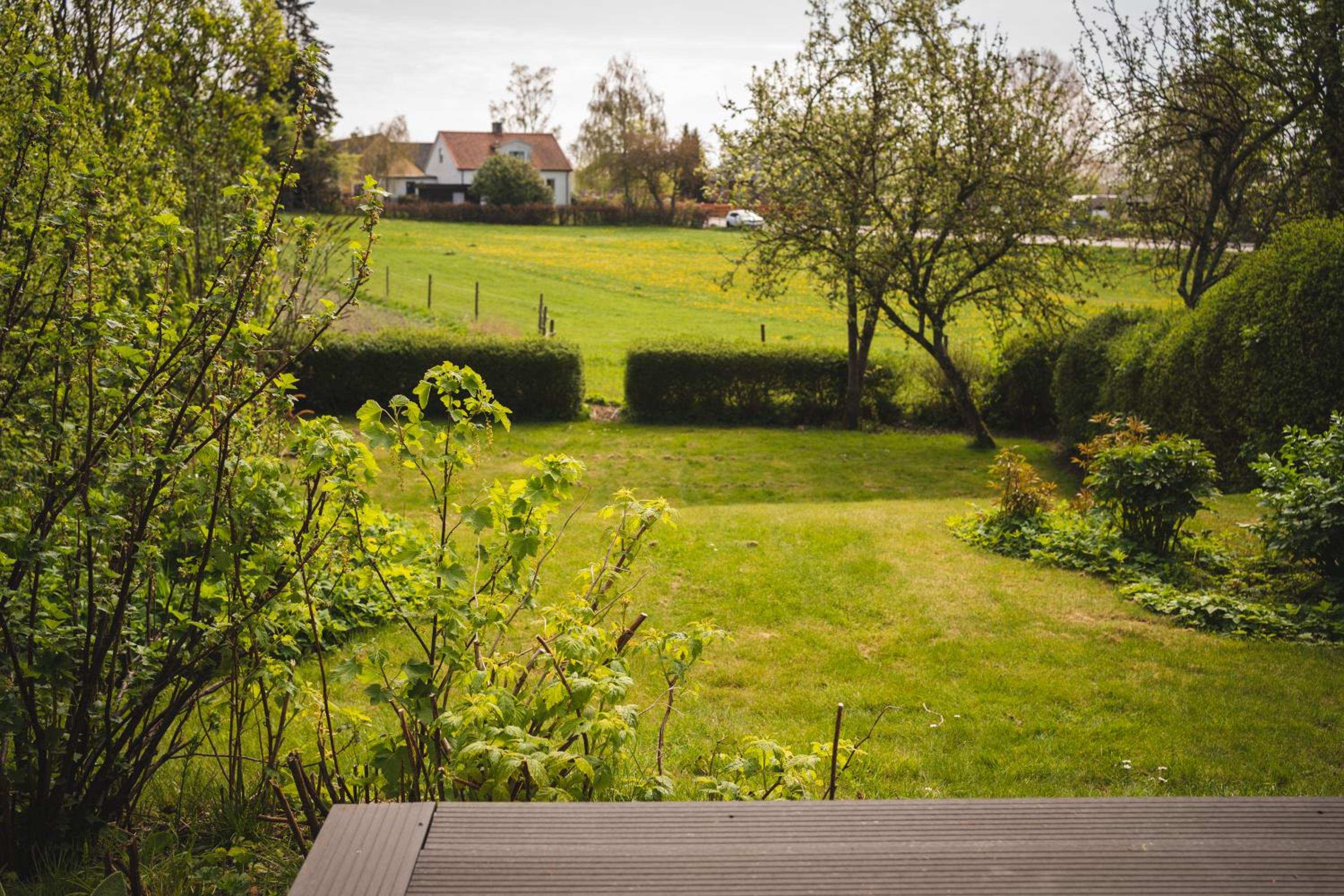 Rymligt radhus med trädgård & parkering