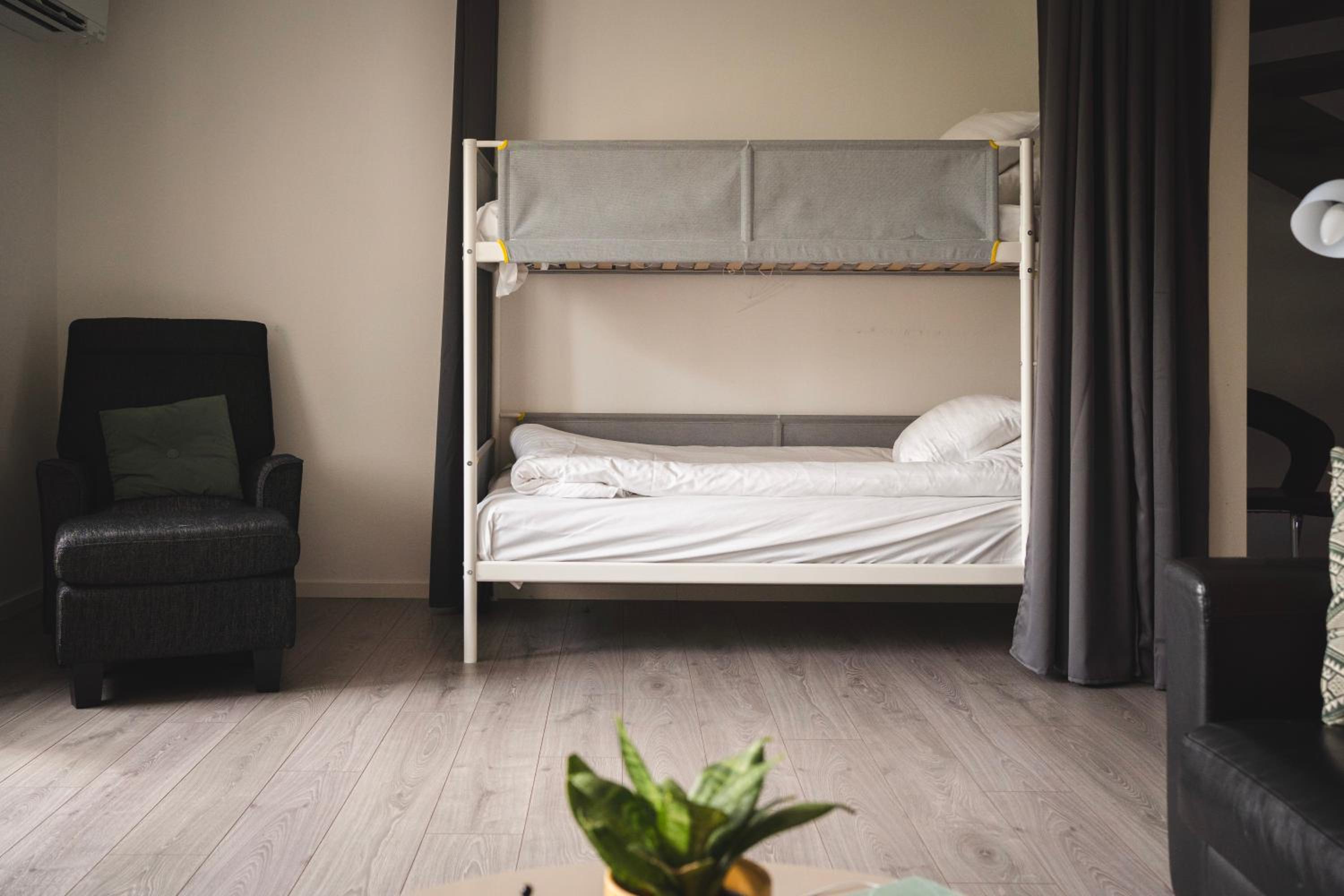 Rymligt radhus med trädgård & parkering