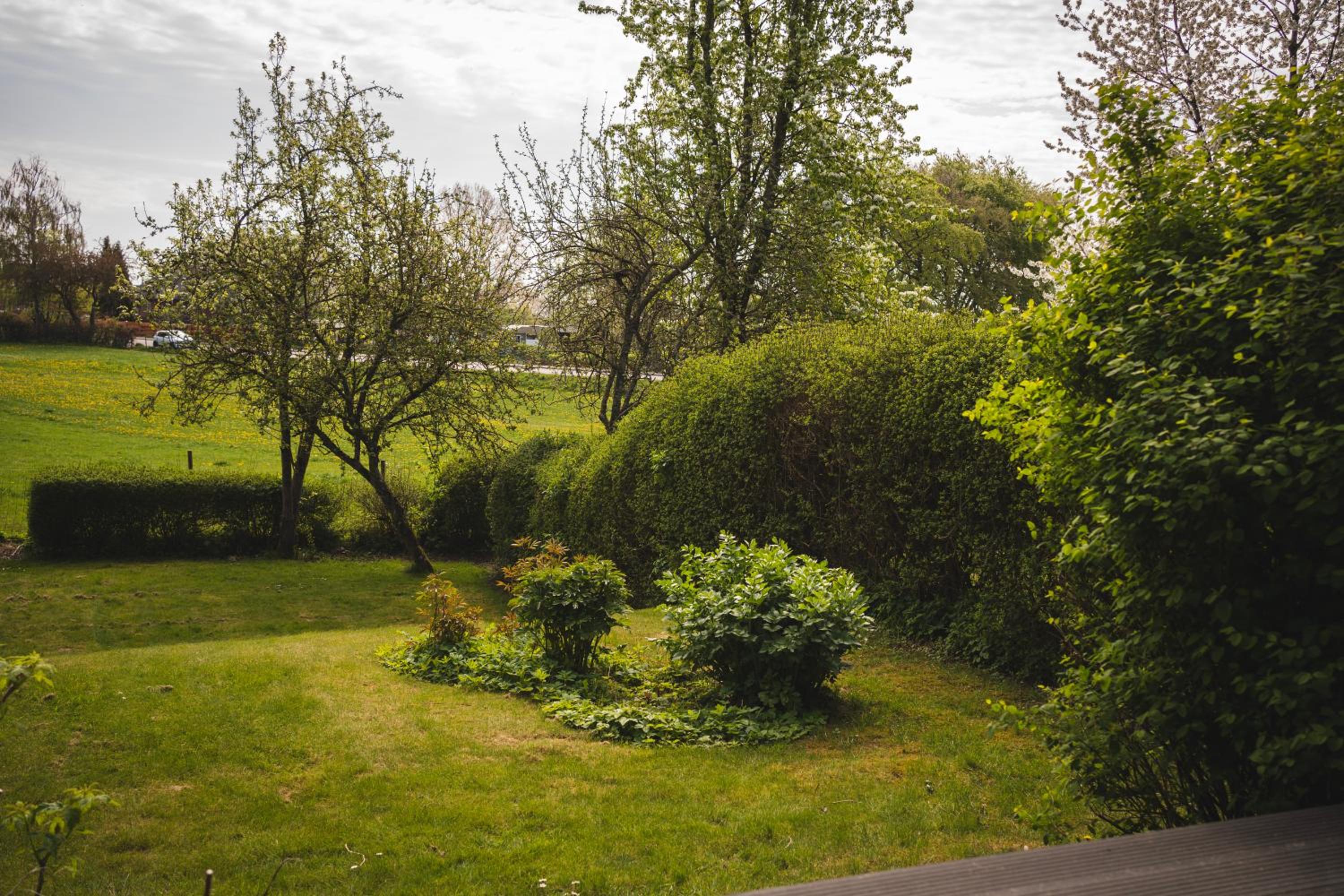Rymligt radhus med trädgård & parkering