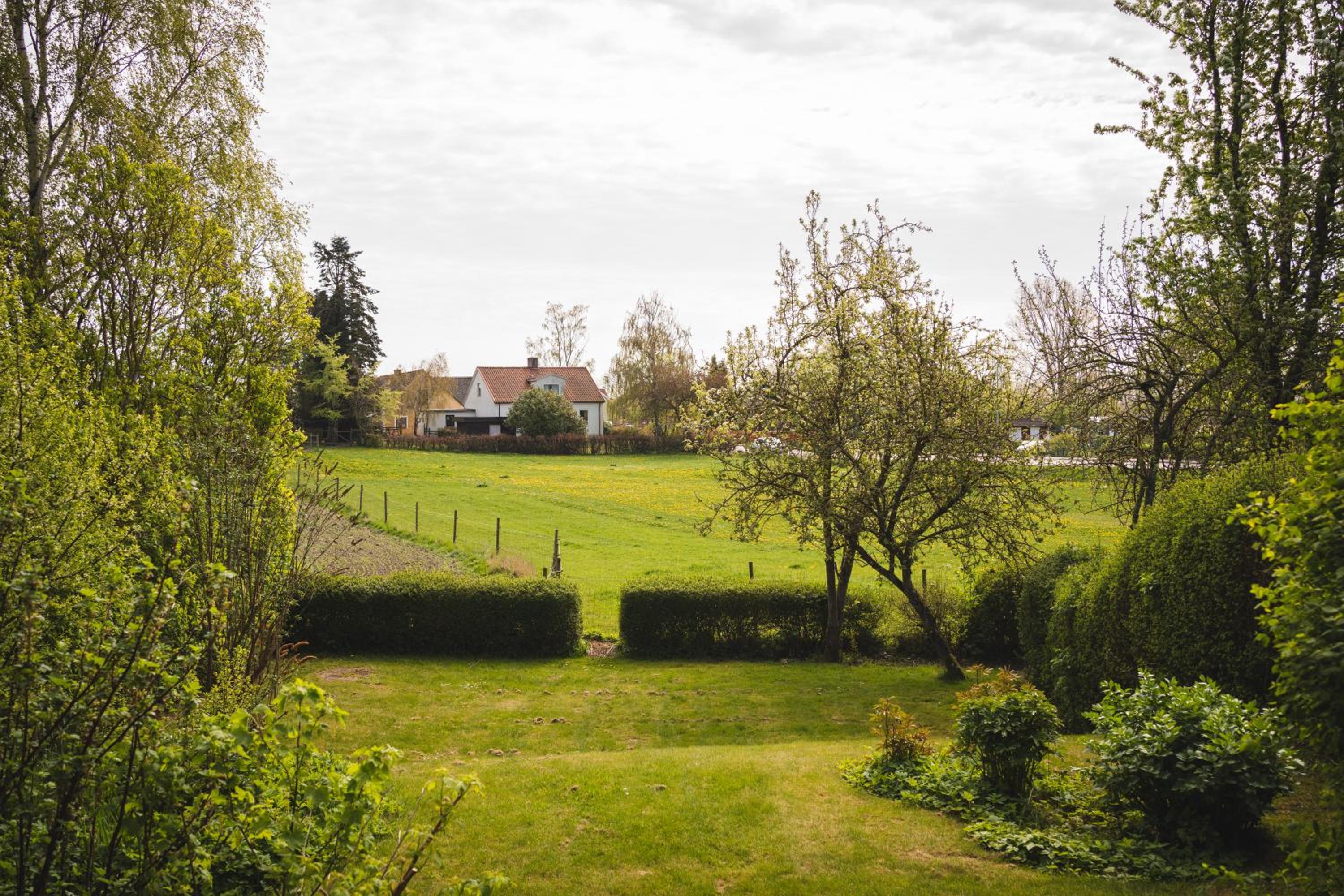 Rymligt radhus med trädgård & parkering