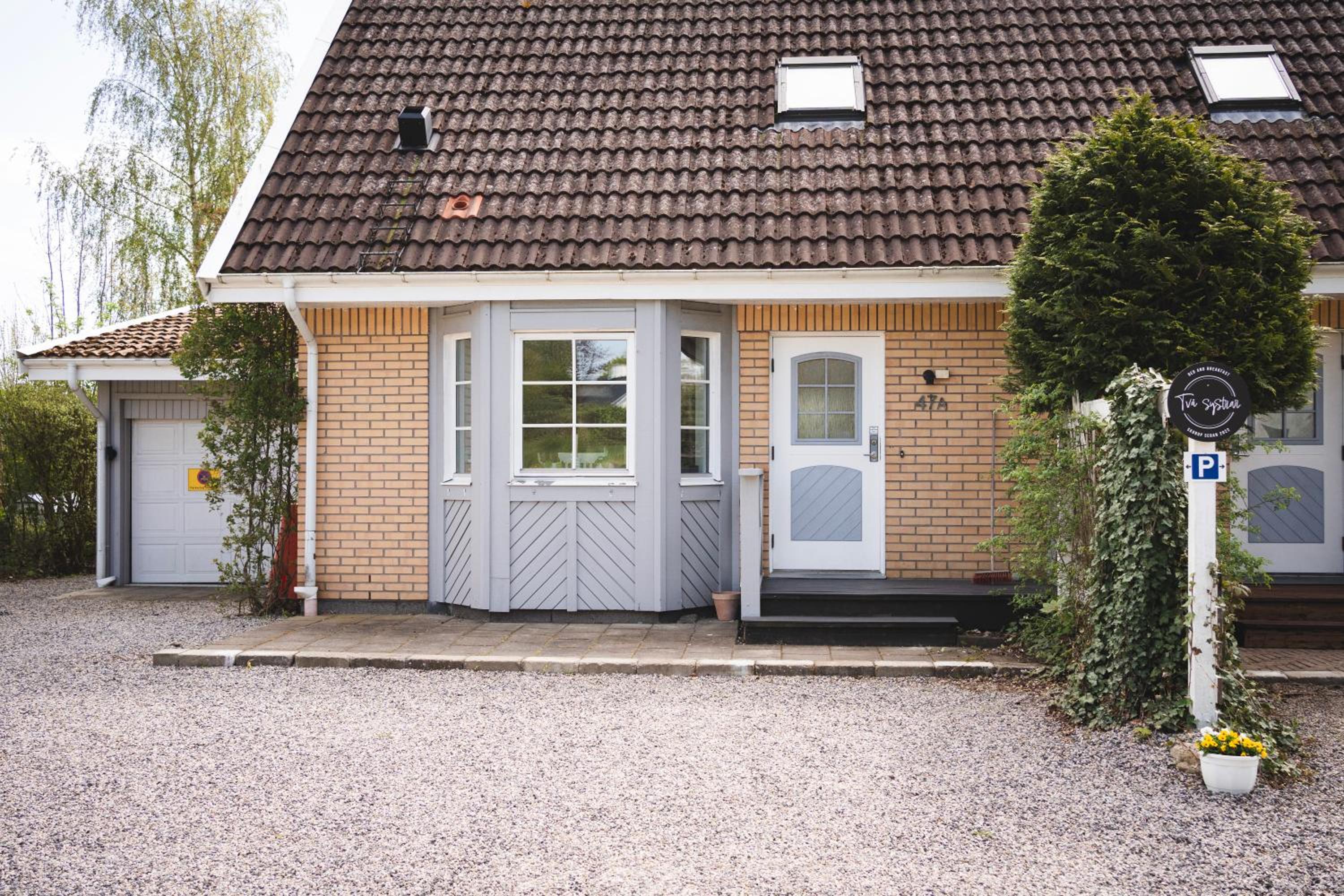 Rymligt radhus med trädgård & parkering