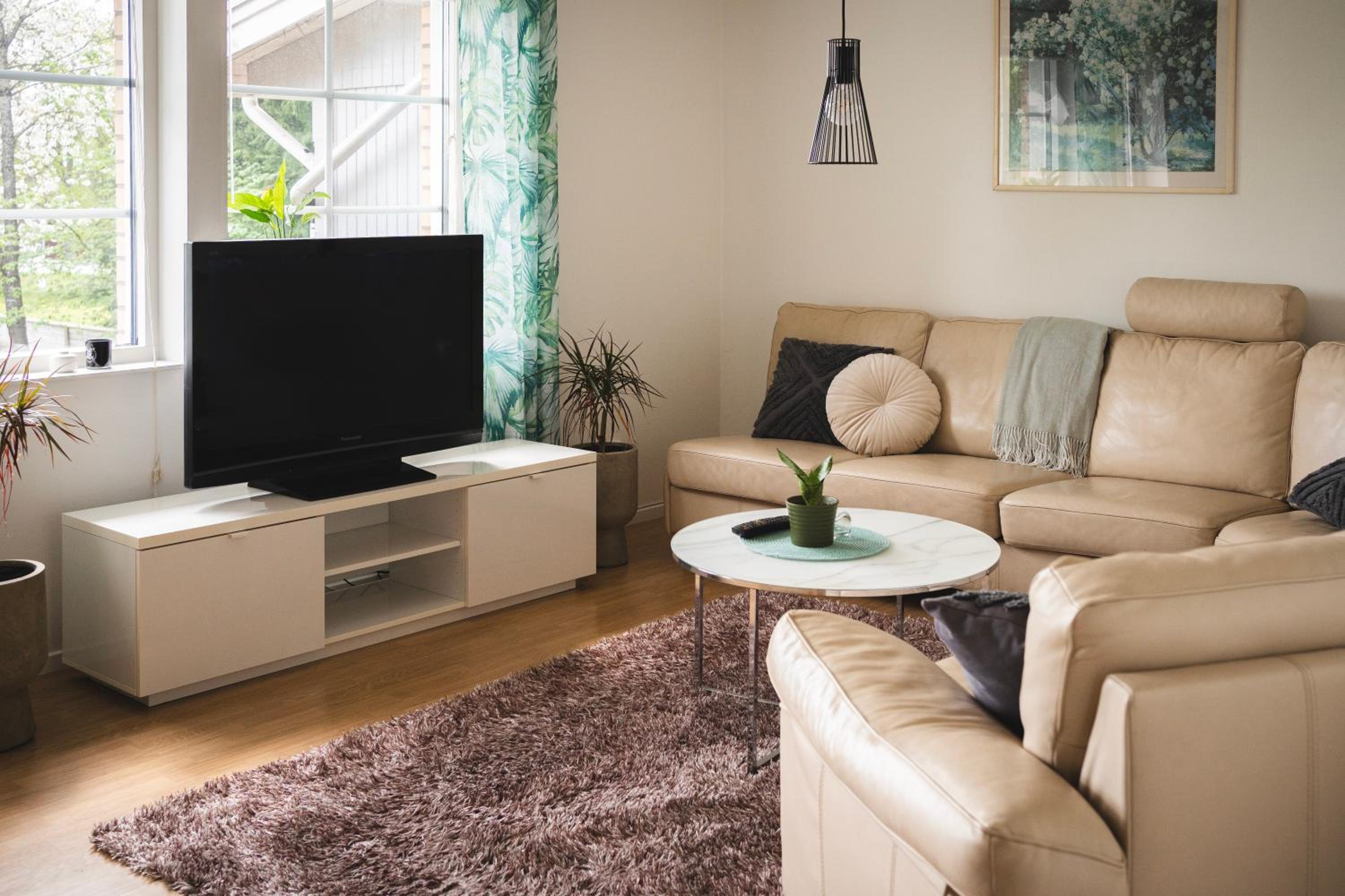 Rymligt radhus med trädgård & parkering