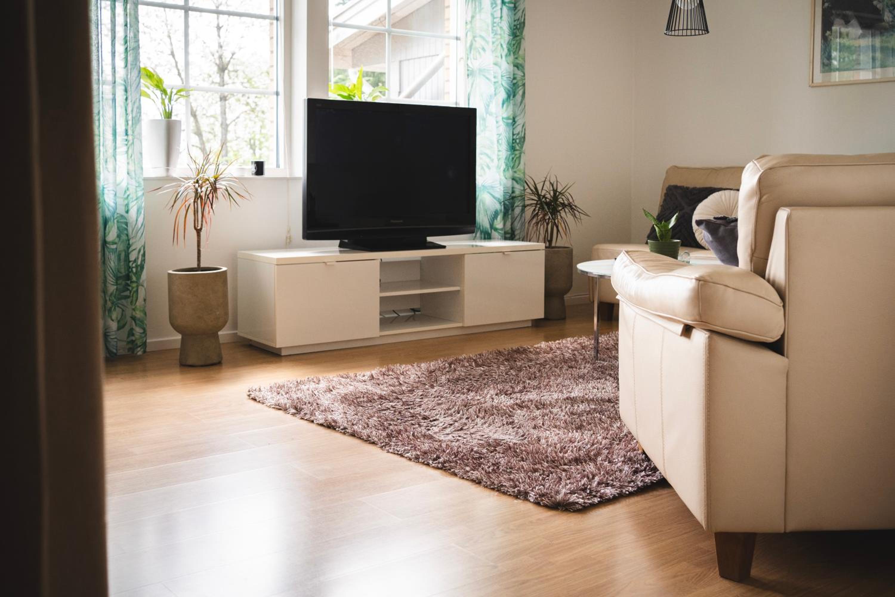 Rymligt radhus med trädgård & parkering