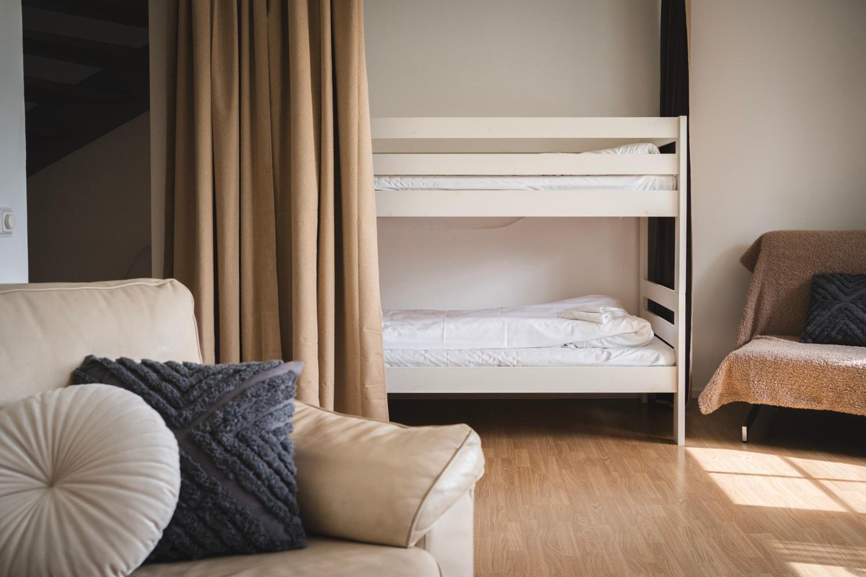 Rymligt radhus med trädgård & parkering