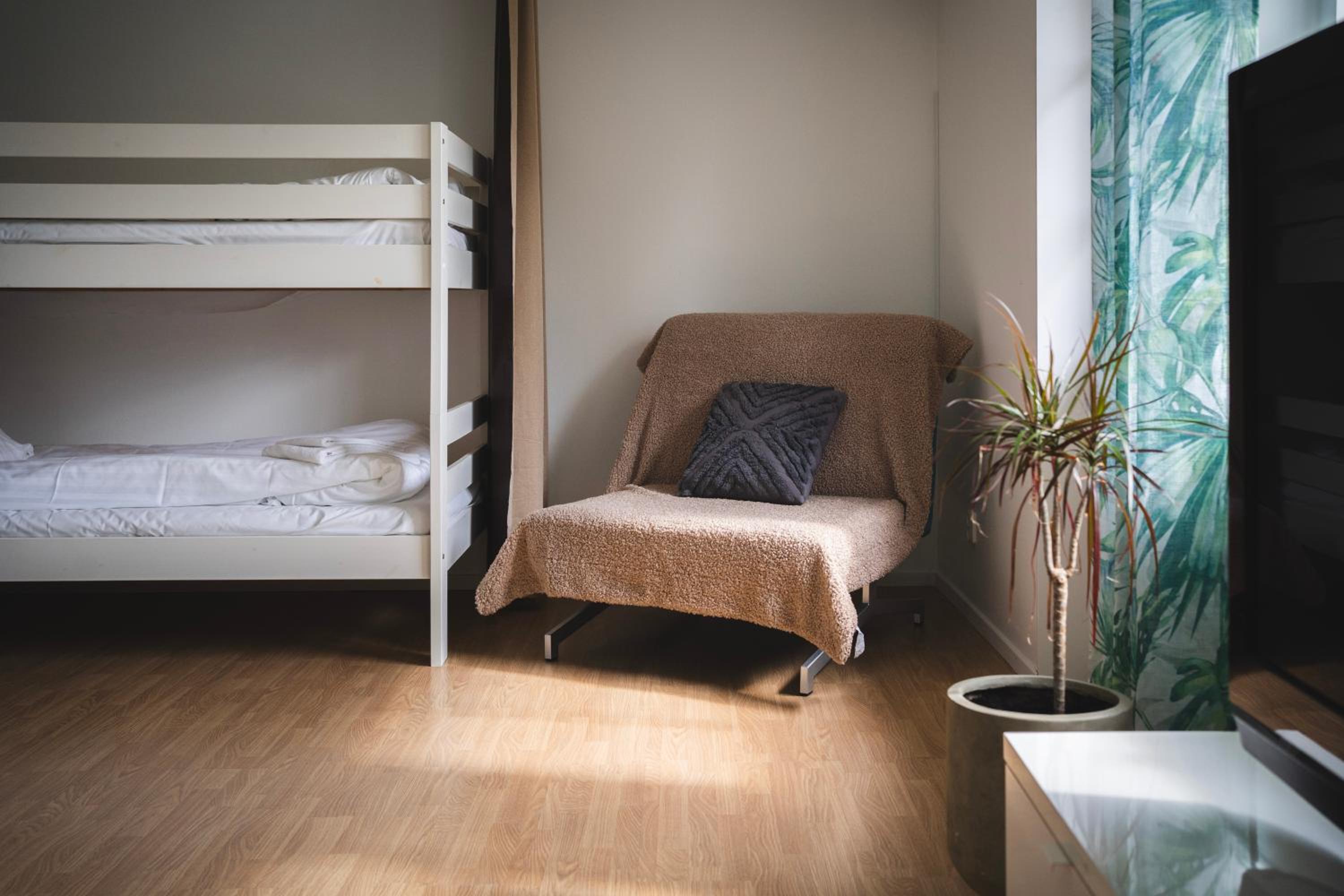Rymligt radhus med trädgård & parkering
