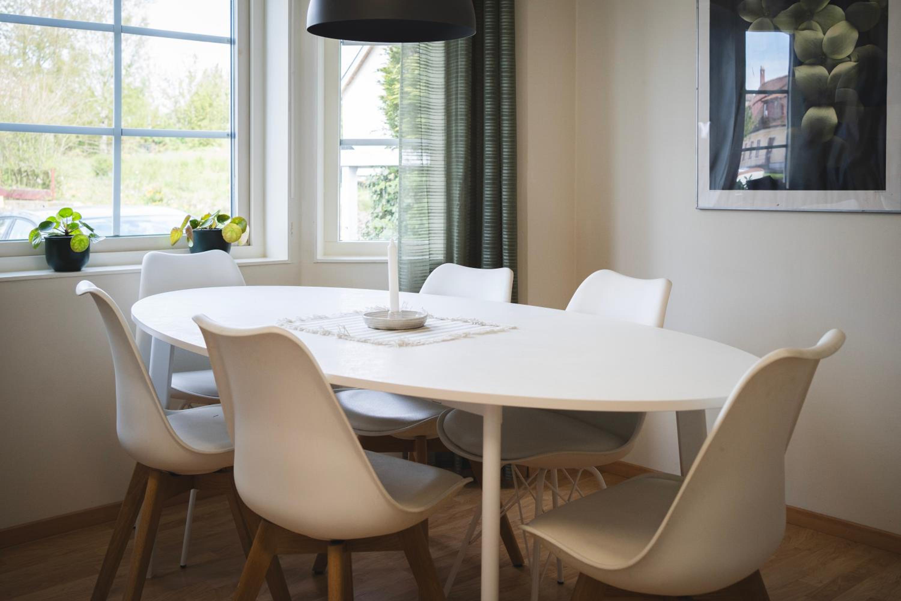 Rymligt radhus med trädgård & parkering