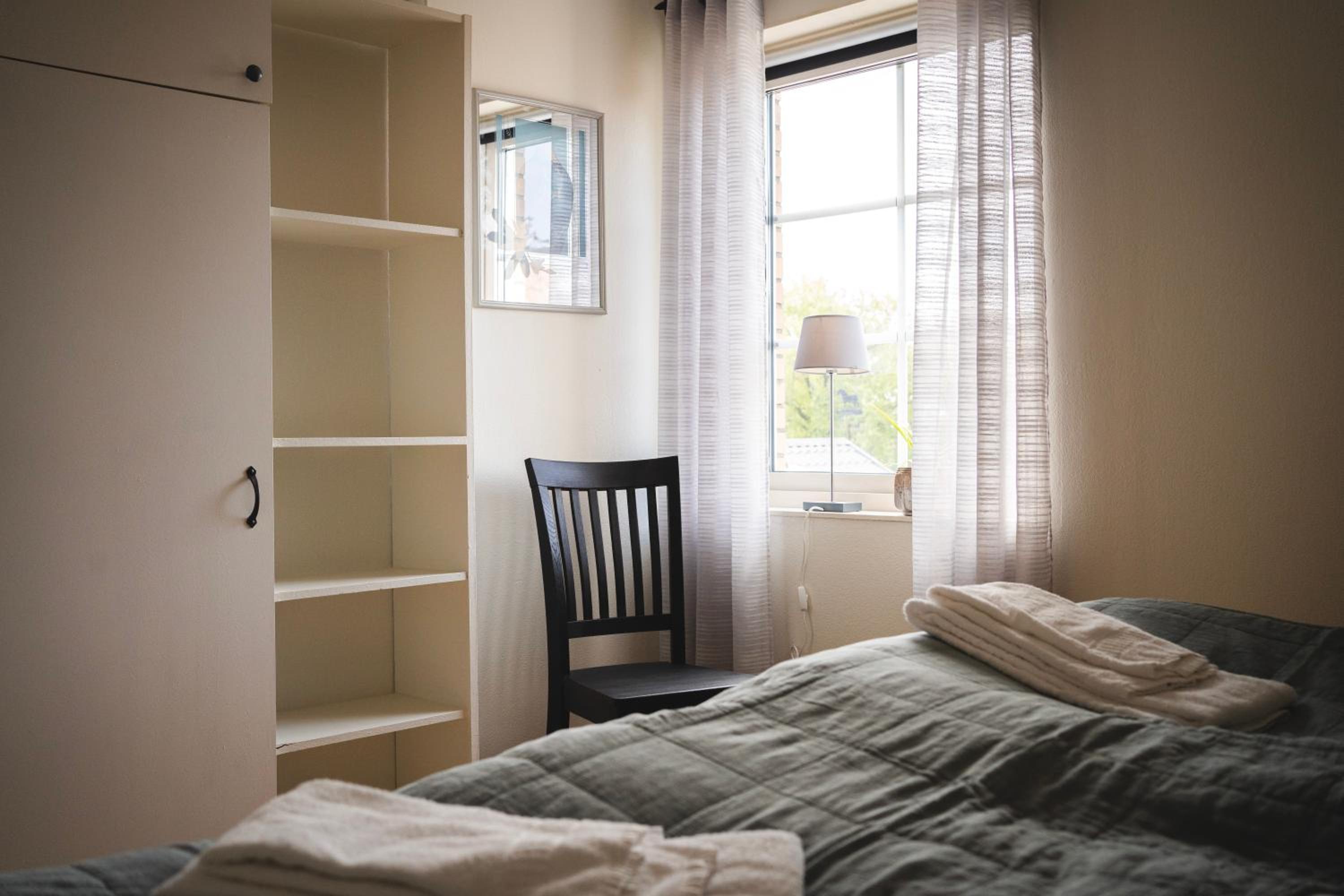 Rymligt radhus med trädgård & parkering