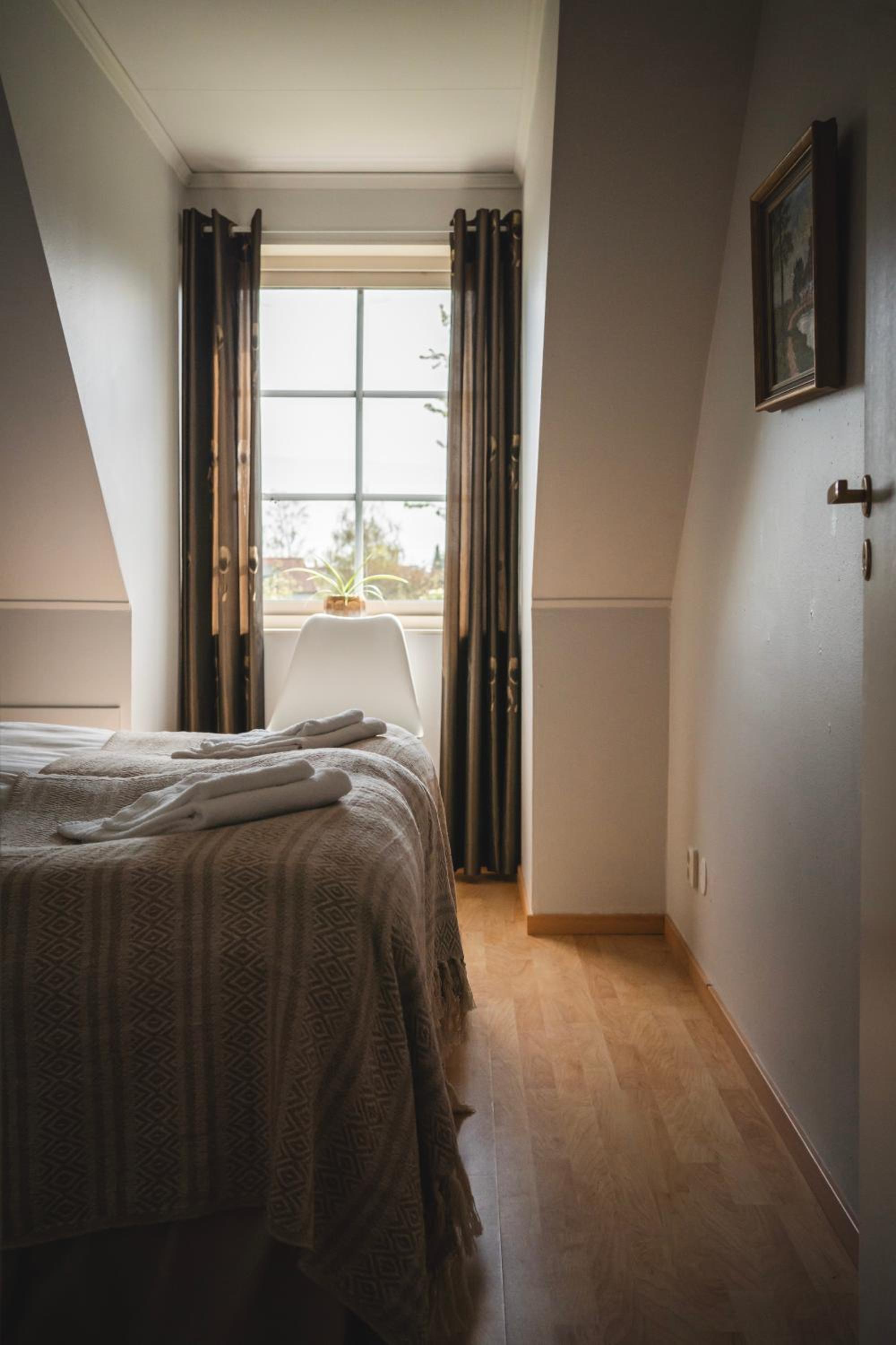 Rymligt radhus med trädgård & parkering