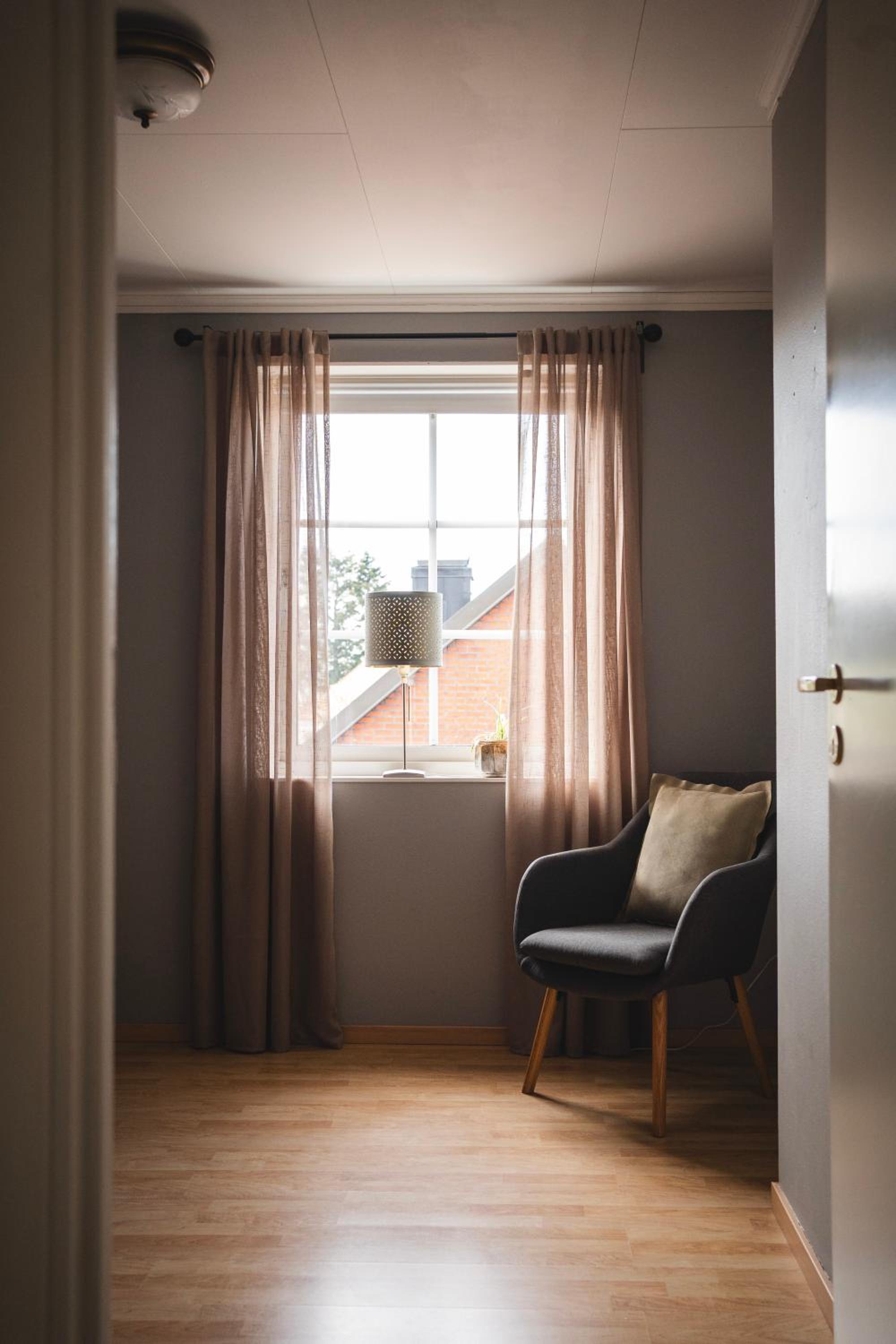 Rymligt radhus med trädgård & parkering