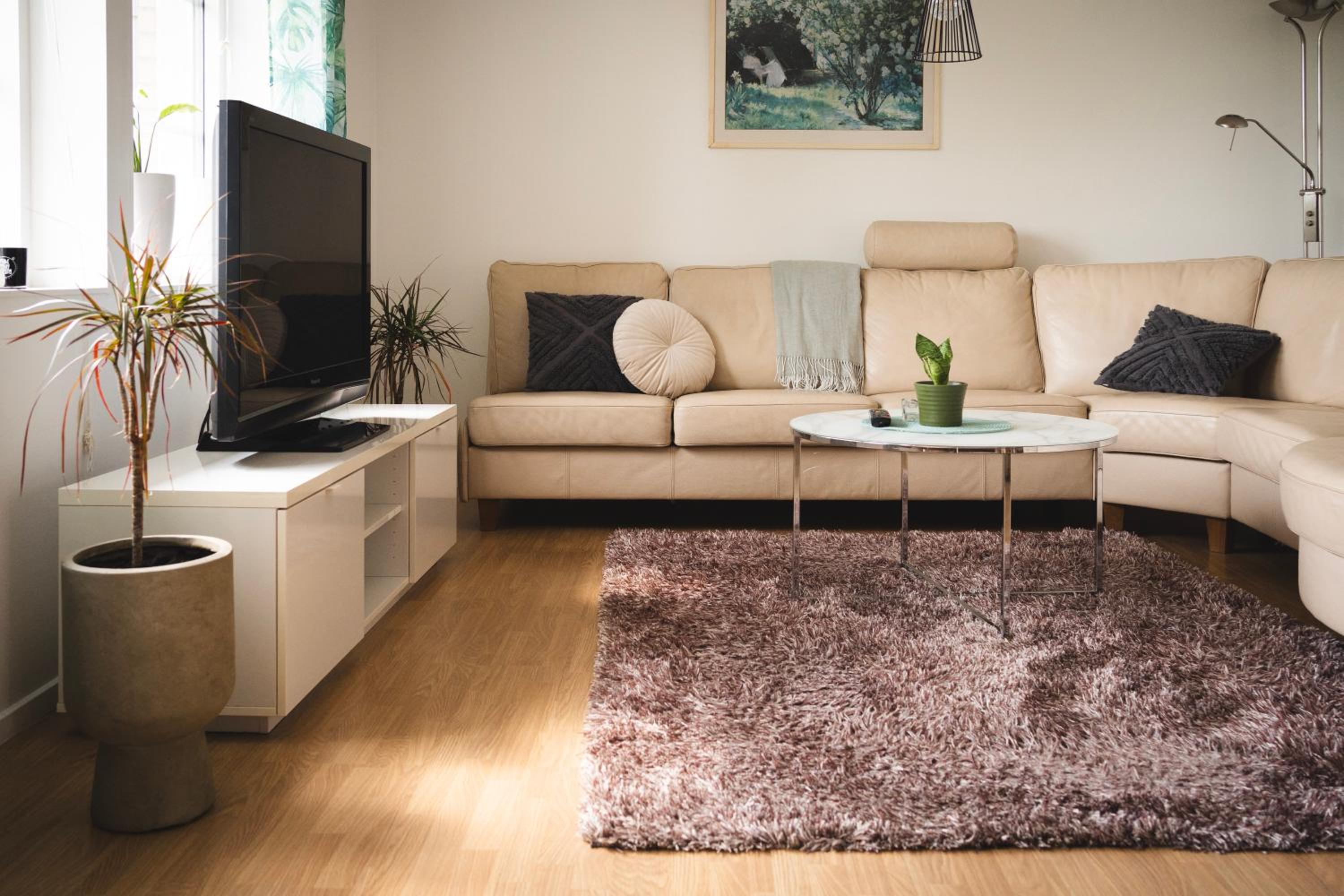 Rymligt radhus med trädgård & parkering