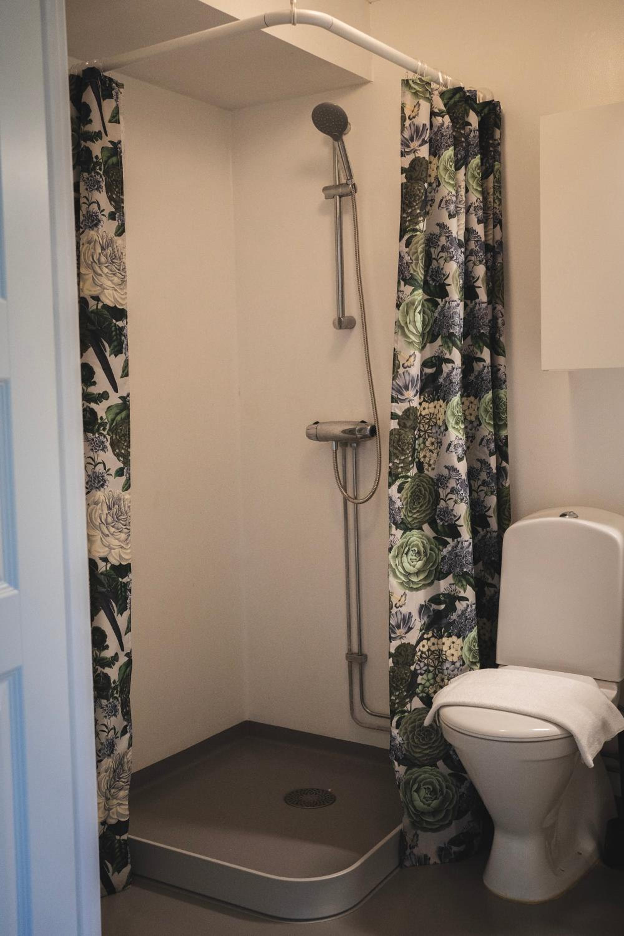 Rymligt radhus med trädgård & parkering
