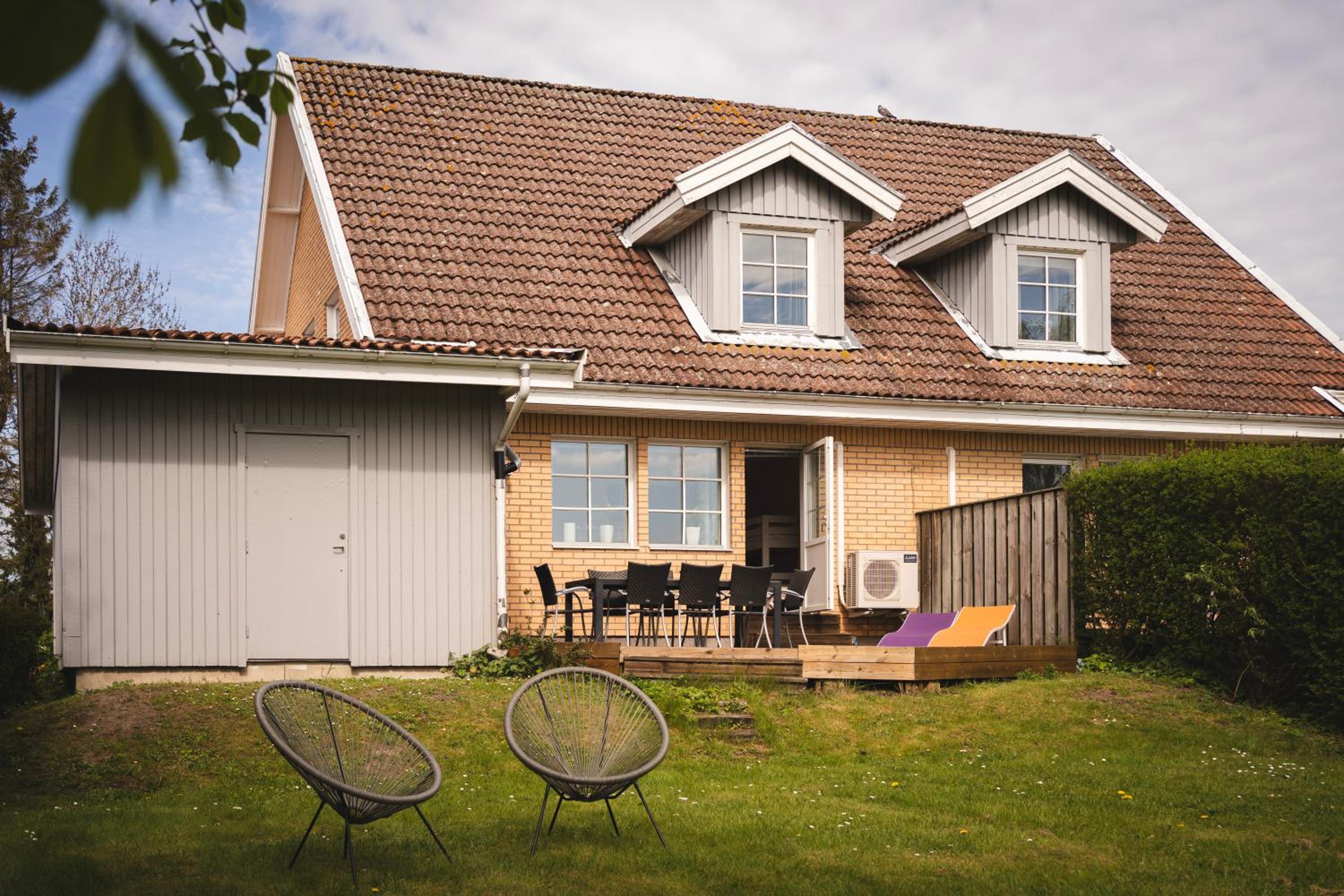 Rymligt radhus med trädgård & parkering