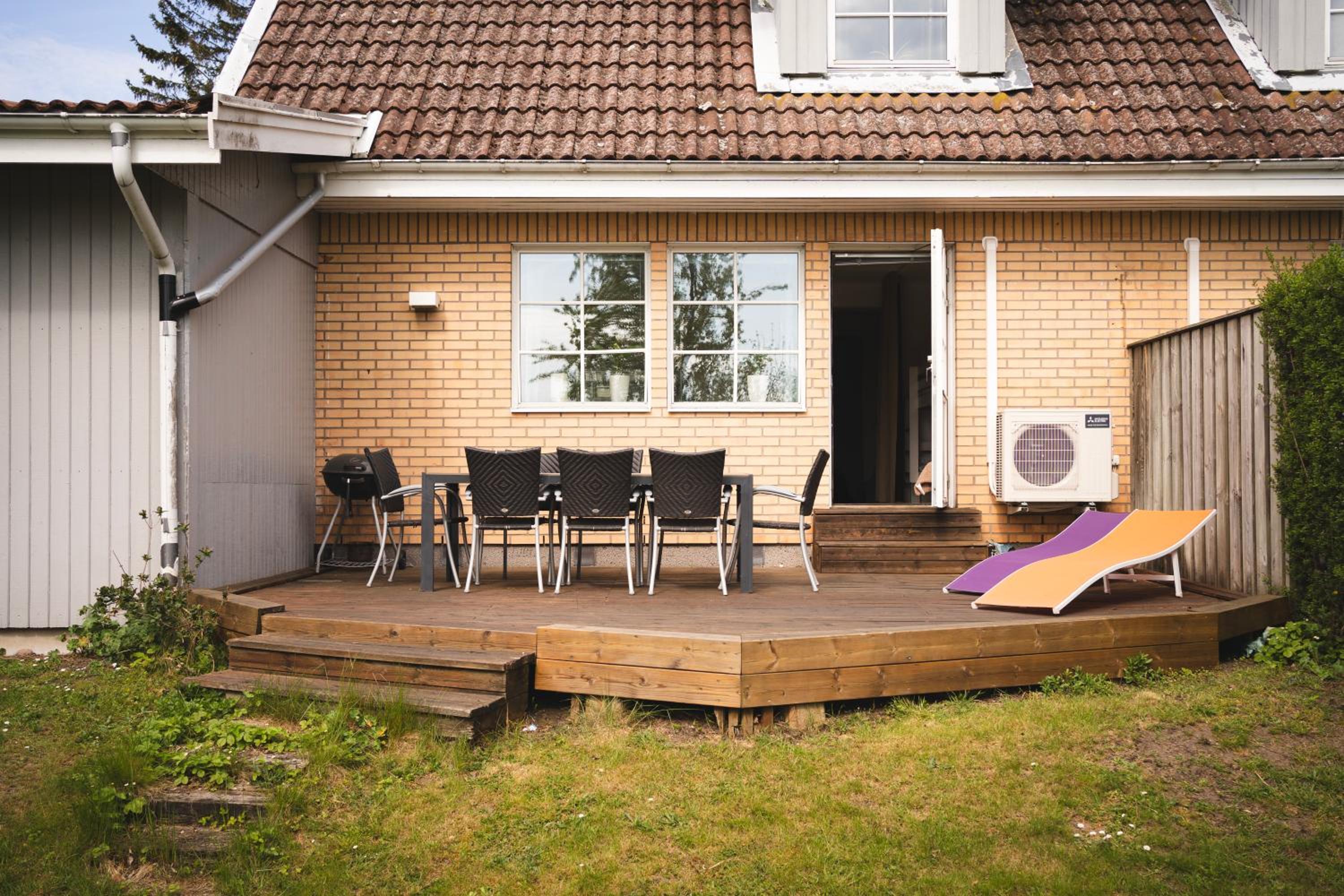 Rymligt radhus med trädgård & parkering
