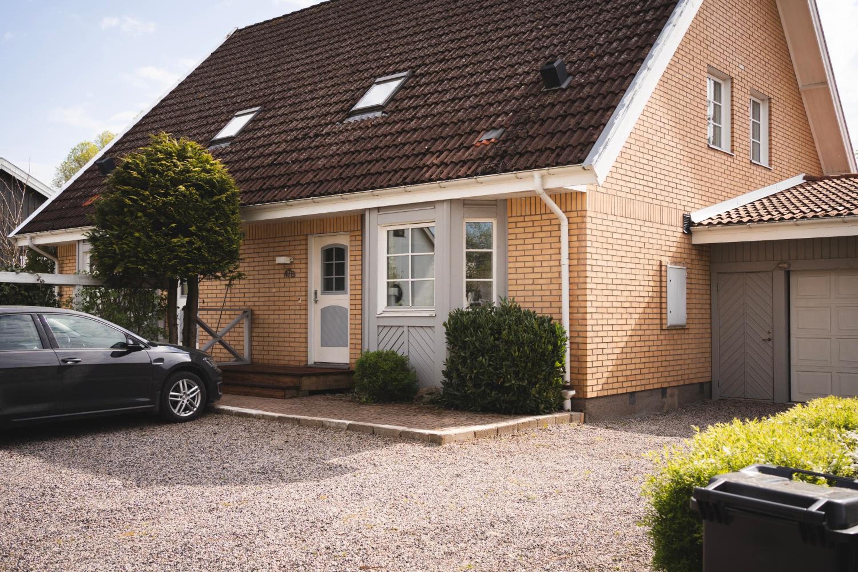 Rymligt radhus med trädgård & parkering