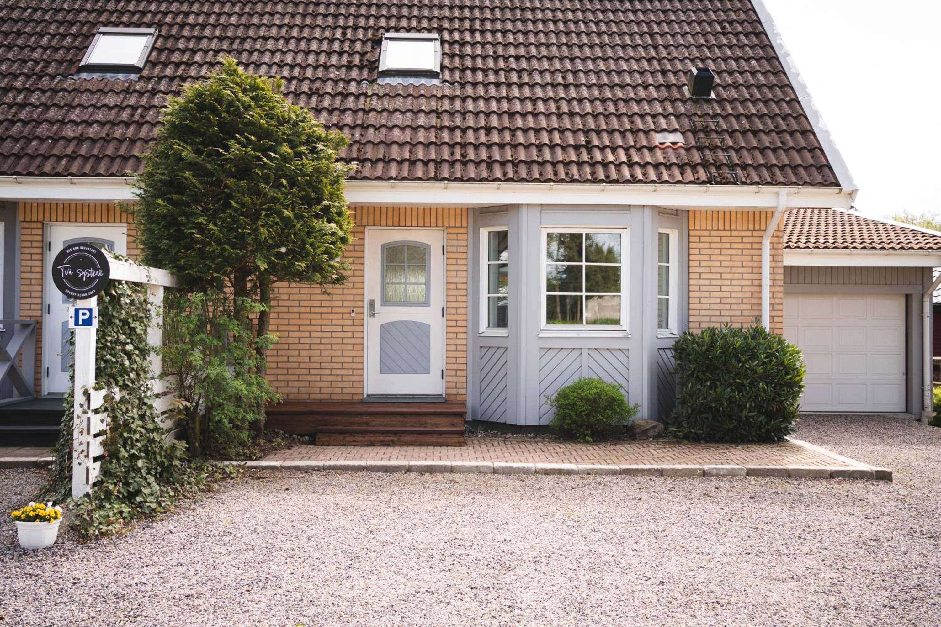 Rymligt radhus med trädgård & parkering