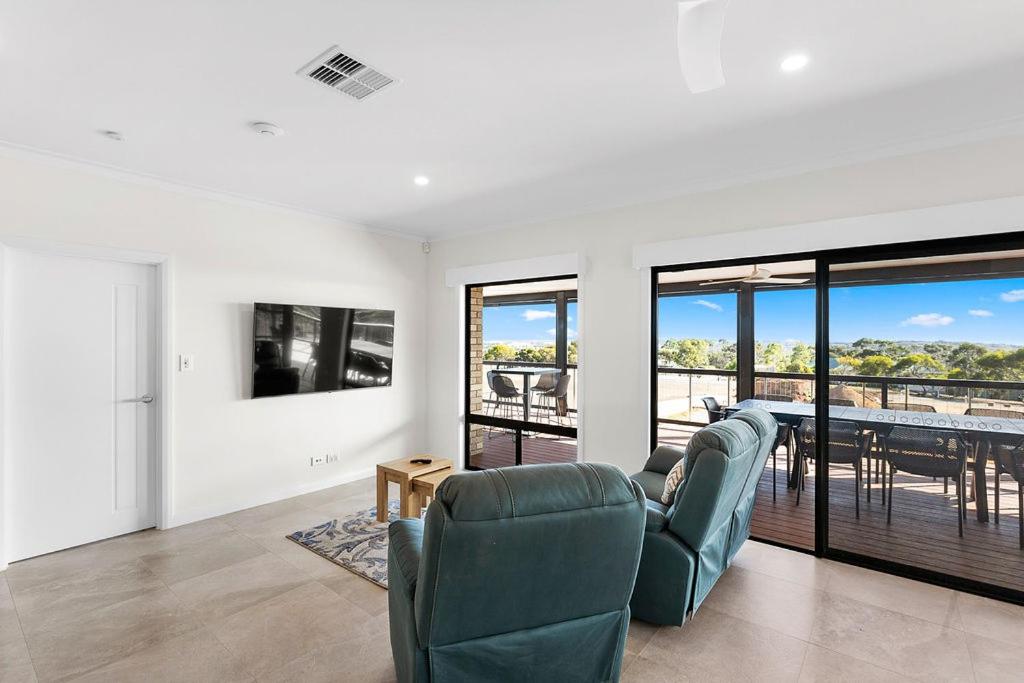 The Lux Country Retreat - large swimming pool - immaculate views and stylish comfort!