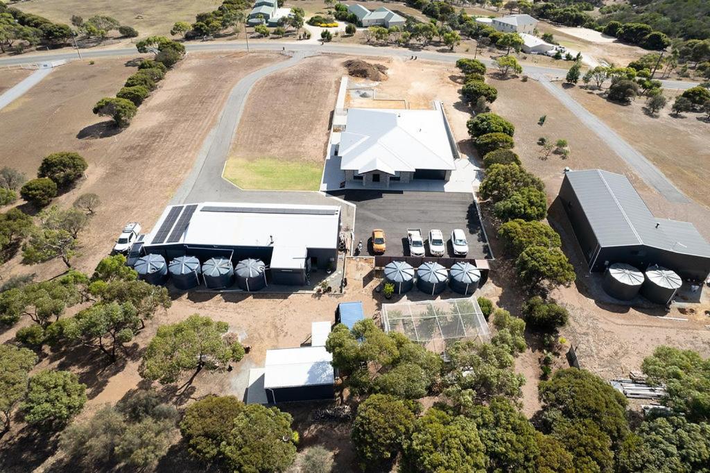 The Lux Country Retreat - large swimming pool - immaculate views and stylish comfort!
