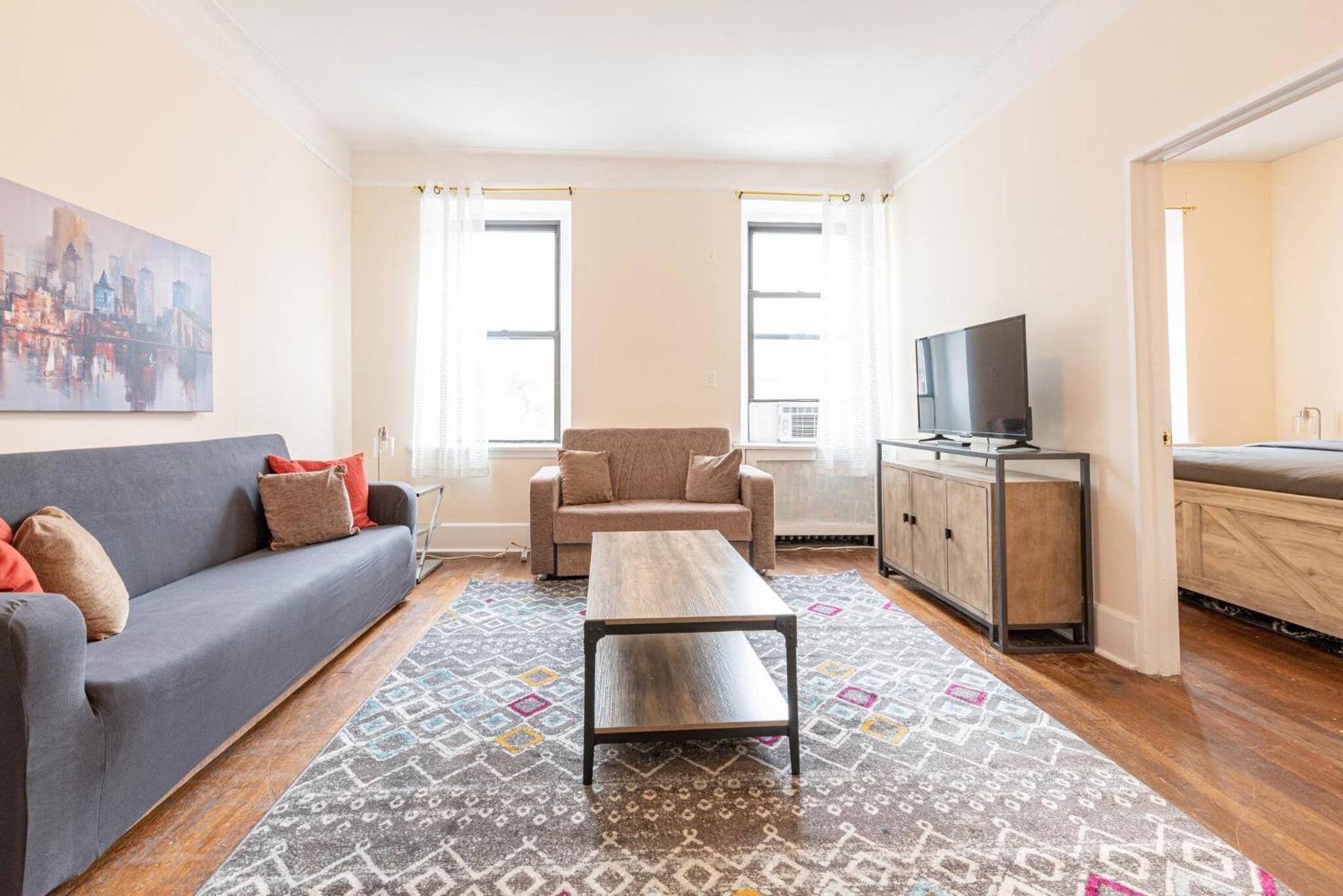 5 Bedroom 2 Bath Full Floor Midtown