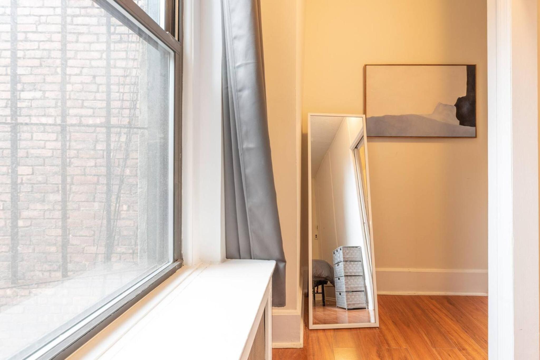 5 Bedroom 2 Bath Full Floor Midtown