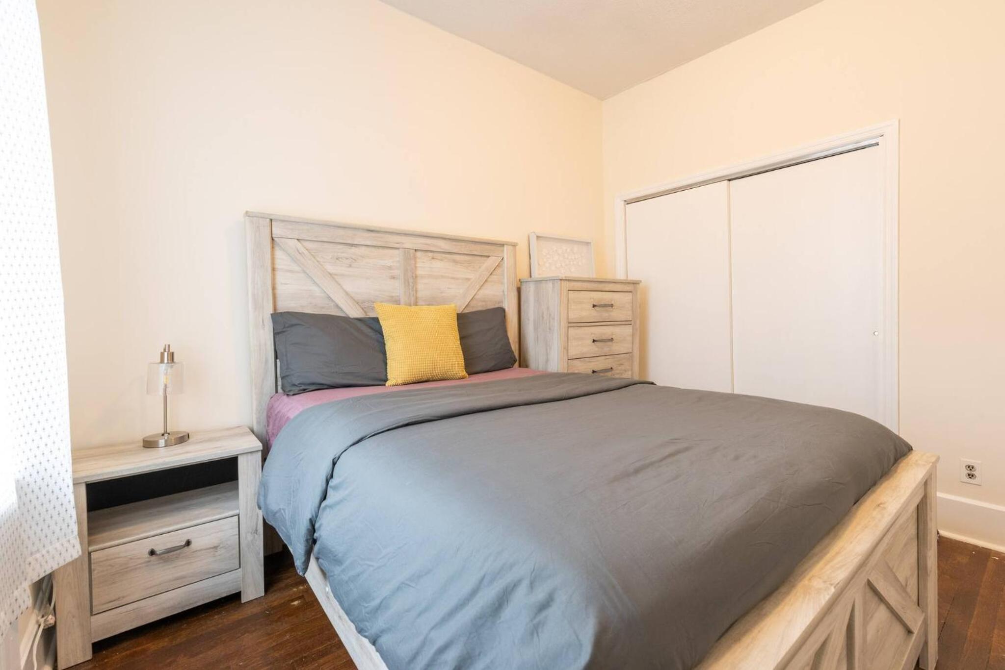 5 Bedroom 2 Bath Full Floor Midtown