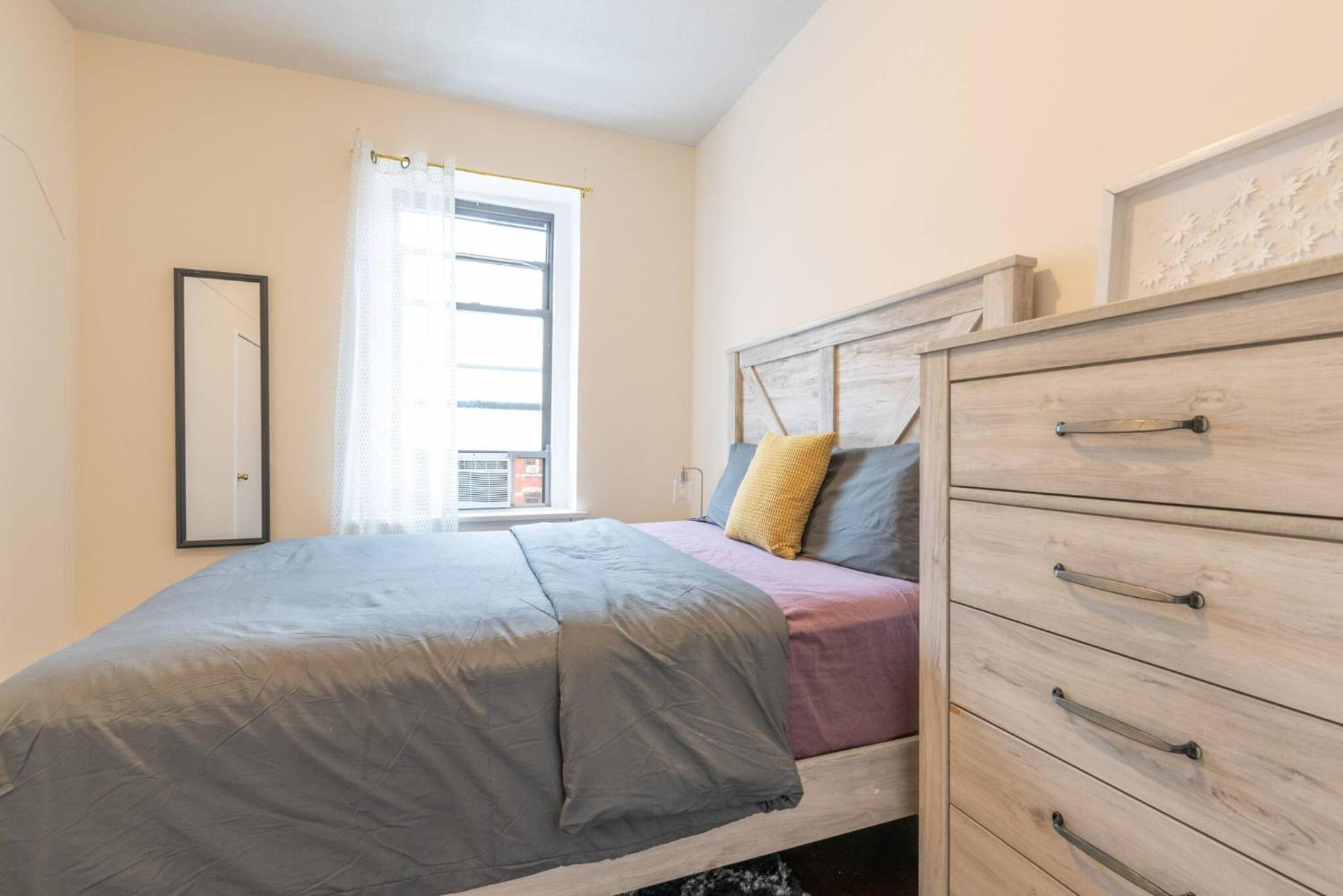 5 Bedroom 2 Bath Full Floor Midtown