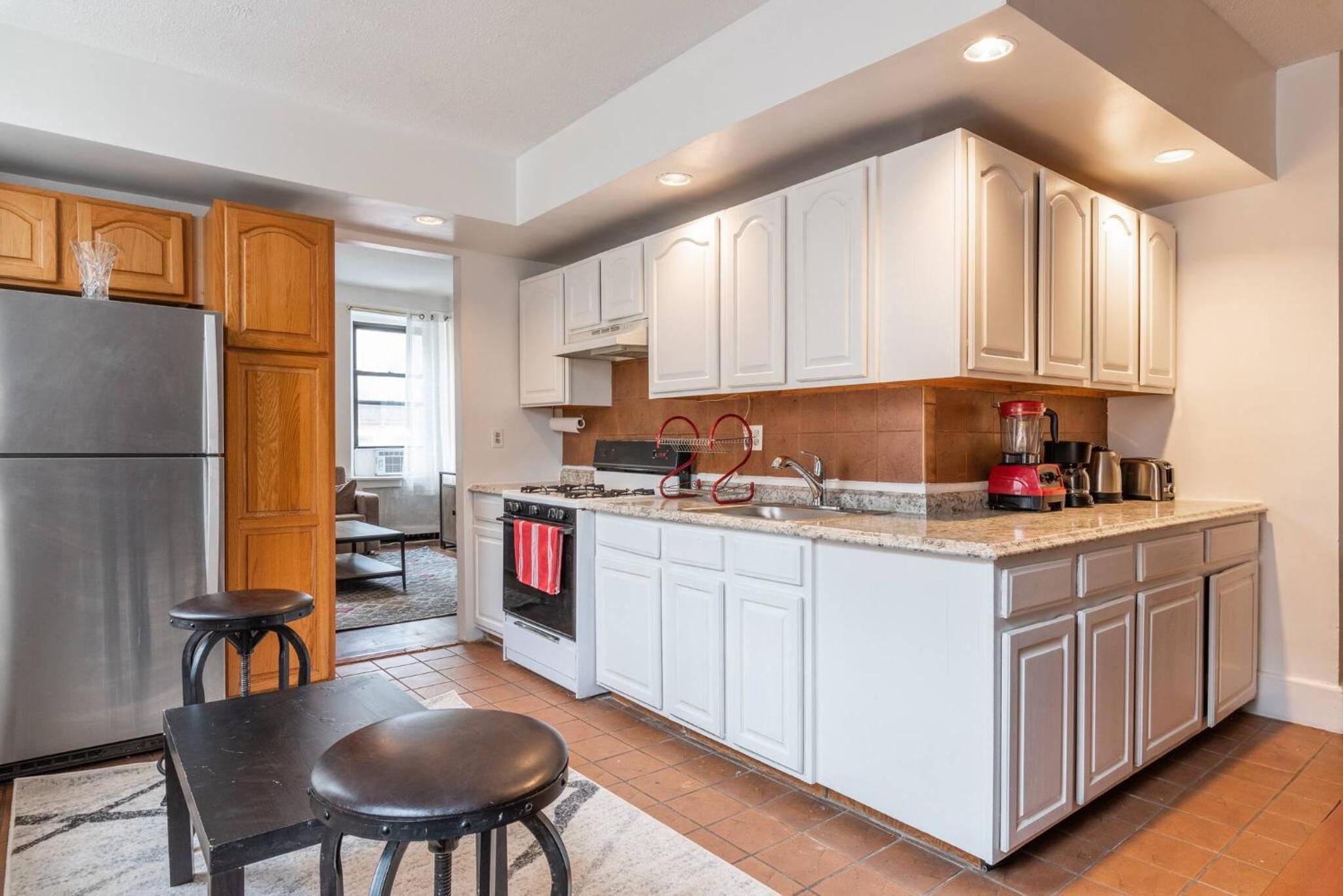 5 Bedroom 2 Bath Full Floor Midtown