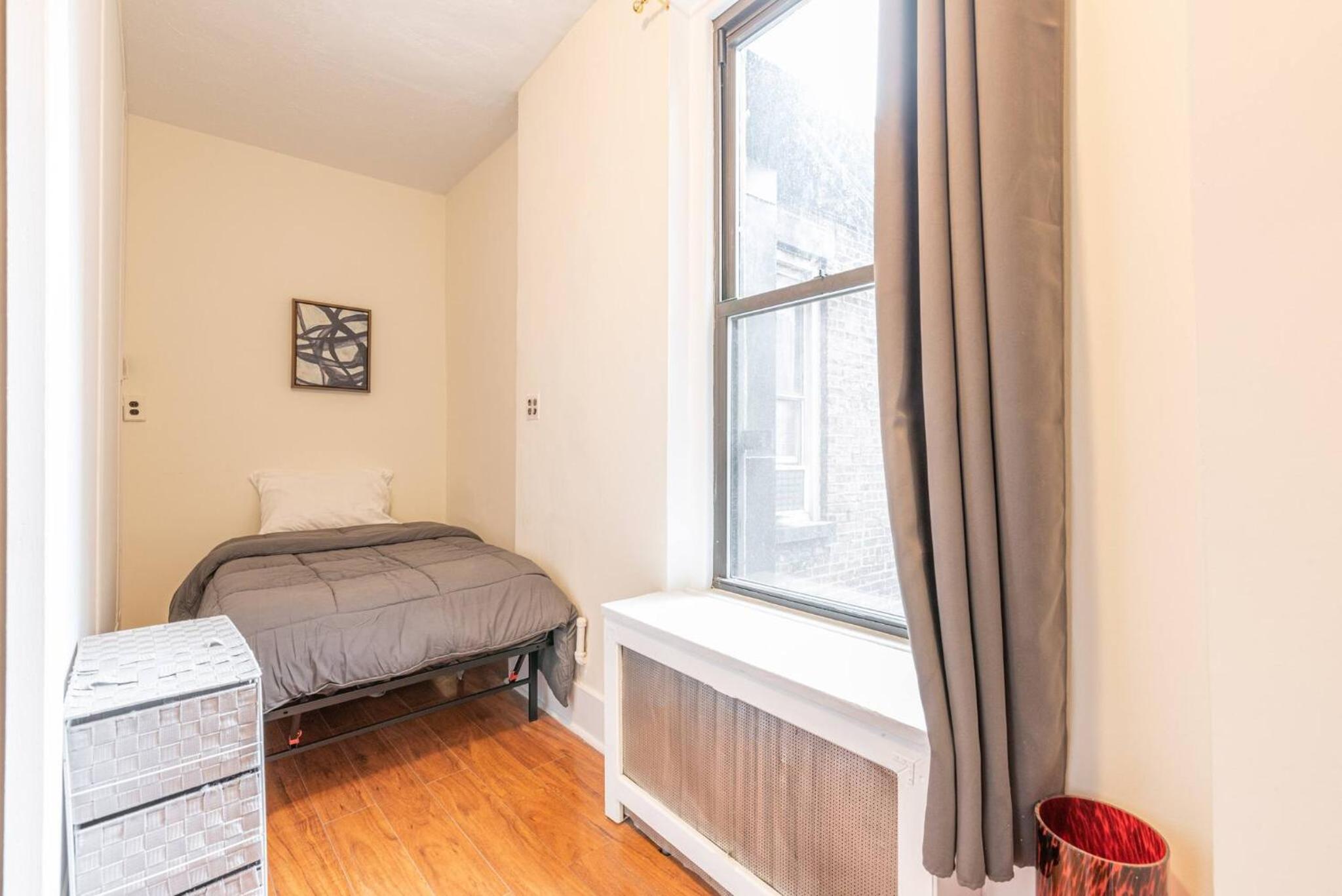 5 Bedroom 2 Bath Full Floor Midtown
