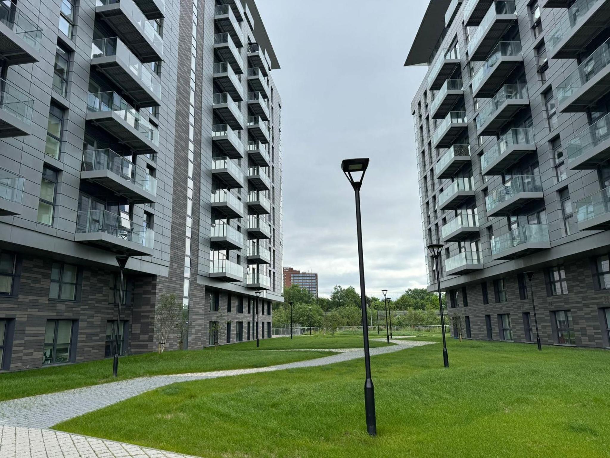 Penthouse height Flat, City View Balcony, Quiet, Free Wifi, Gym & More Minimalistic Home view 5
