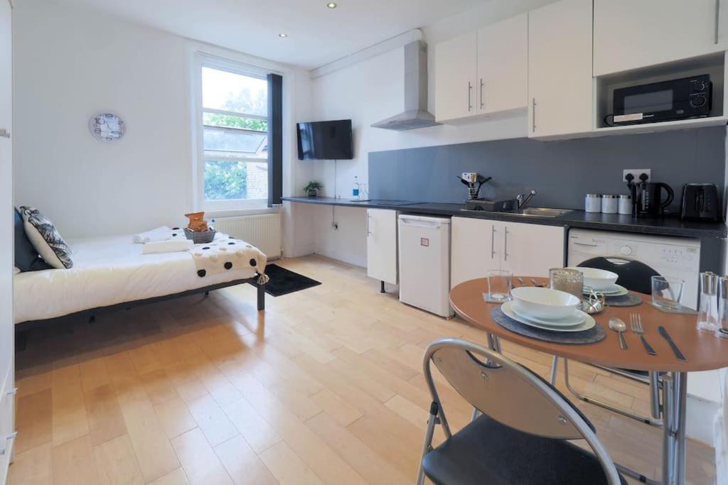 S2 Full Studio With Own Kitchen In Centre Of Kilburn