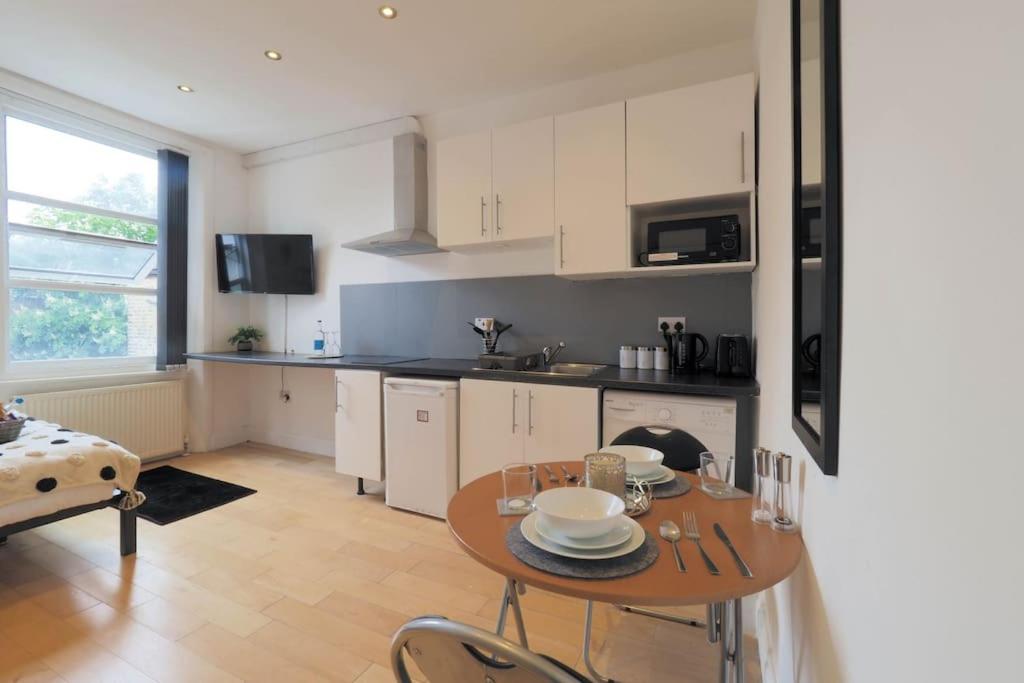 S2 Full Studio With Own Kitchen In Centre Of Kilburn