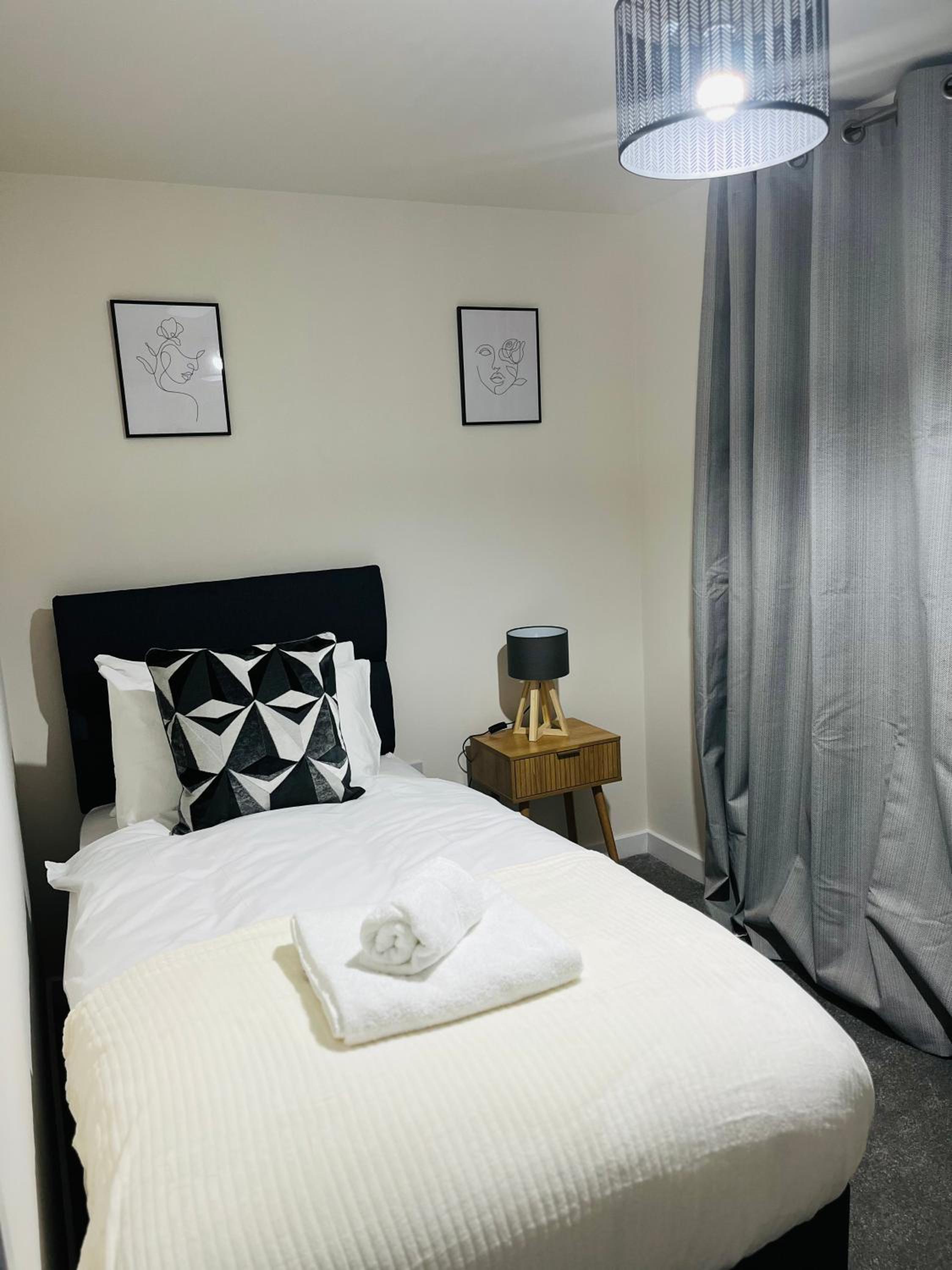 Leicester Vacations - Leicester City 4 Bed home - Property Image 3