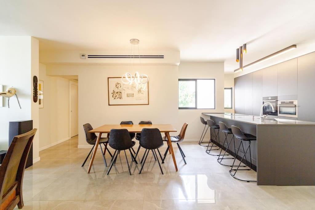 Luxe & Stylish Beachside 4-Bedrooms Family Parking