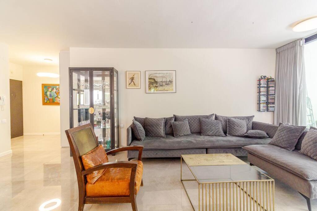 Luxe & Stylish Beachside 4-Bedrooms Family Parking