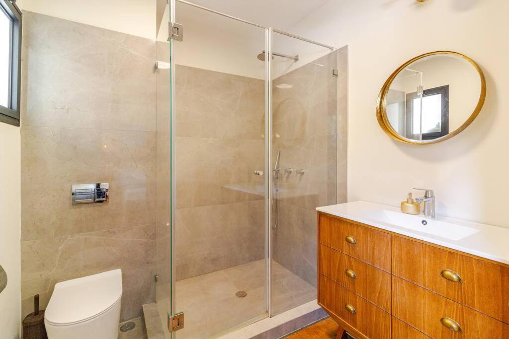 Luxe & Stylish Beachside 4-Bedrooms Family Parking