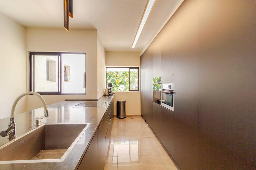 Luxe & Stylish Beachside 4-Bedrooms Family Parking