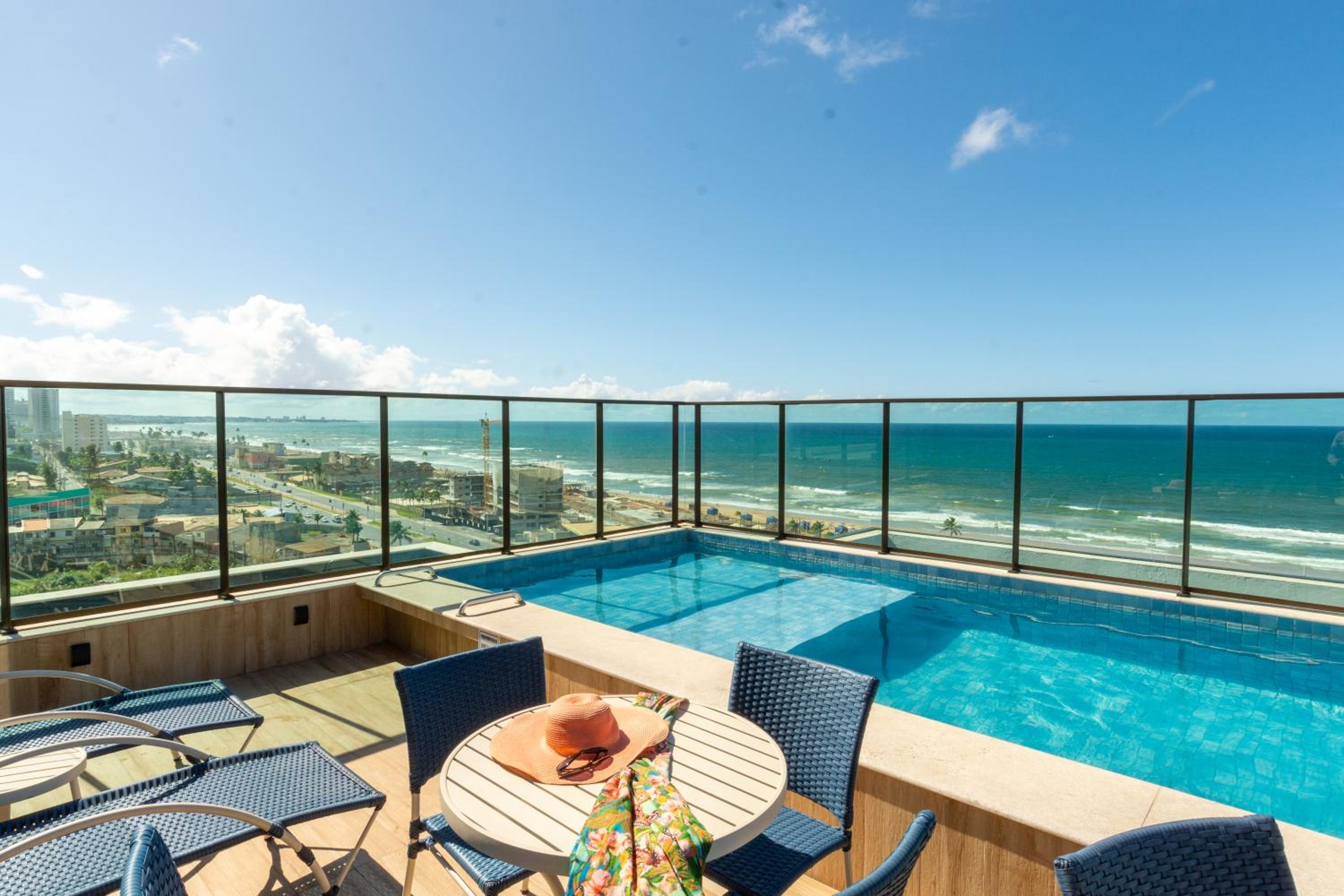 Luxo na Praia com Piscina, Ar e Garagem