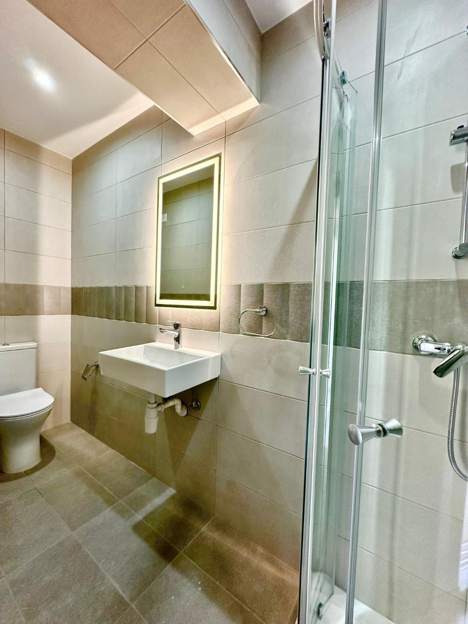 Modern Retreat in the heart of St Julians photo 2