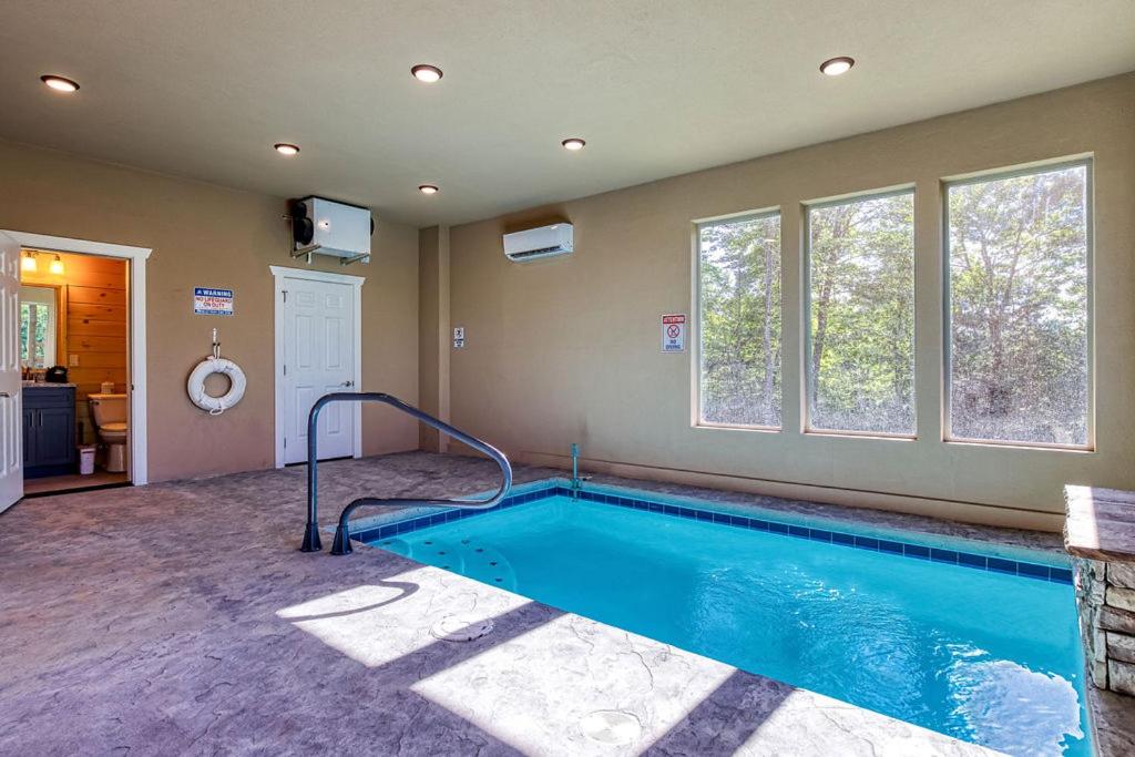 Adventure Splash - Smoky Mountain Retreats Cabins with Private Indoor Pool, Hot Tubs & Fun!