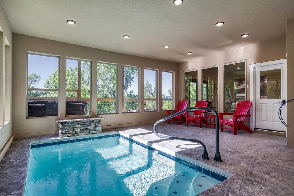 Adventure Splash - Smoky Mountain Retreats Cabins with Private Indoor Pool, Hot Tubs & Fun!